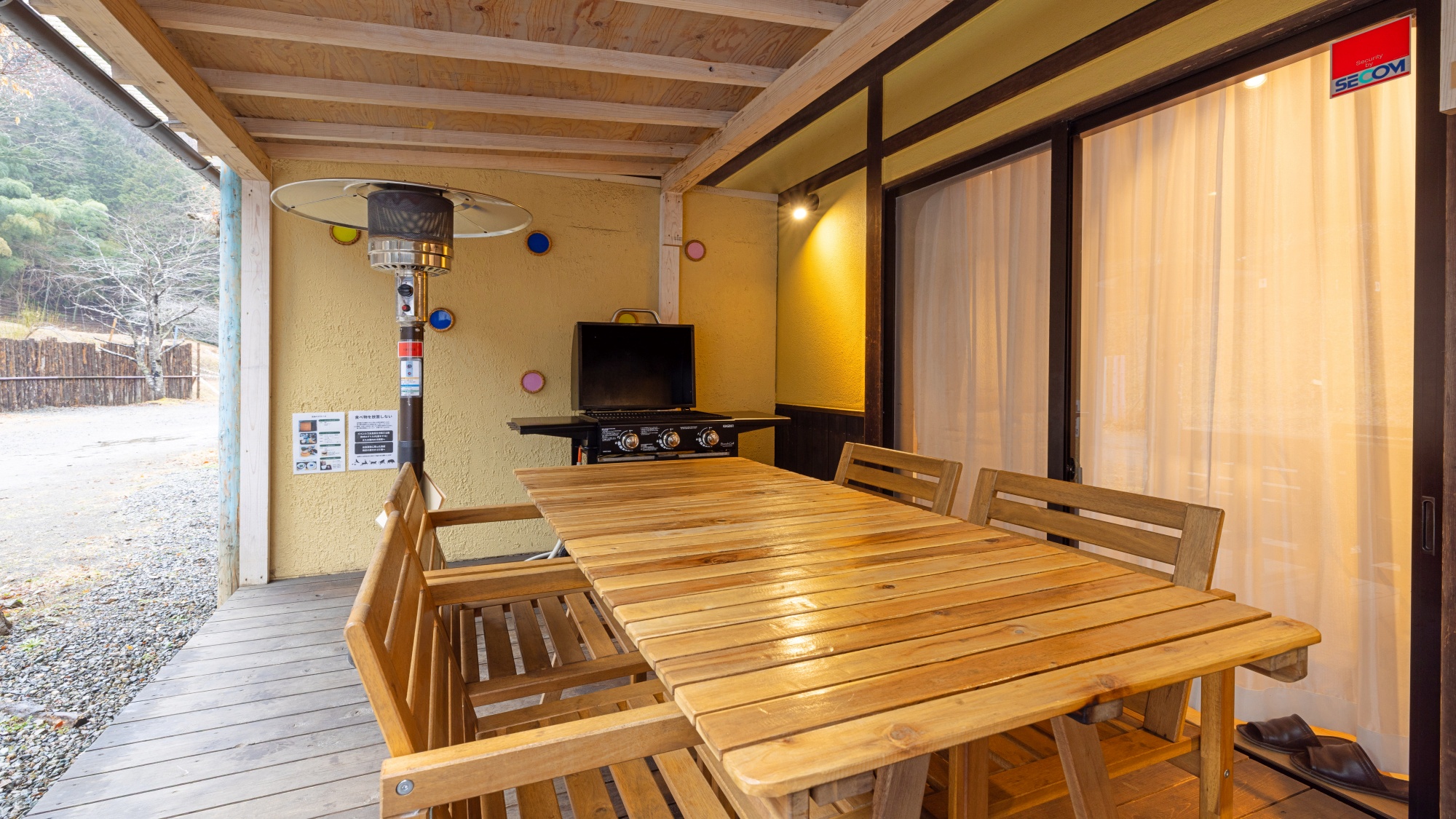 *【本館｜バジェットルーム／一例】広々としたデッキでゆったりお過ごしいただけます。