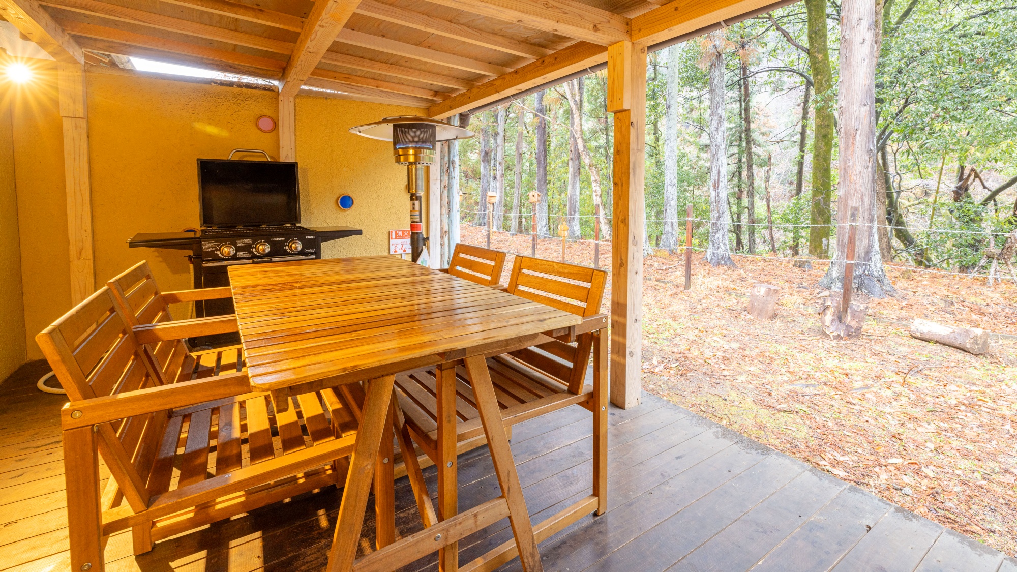 *【本館｜ファミリールーム森側／一例】森に囲まれたプライベートデッキ。川のせせらぎが聞こえます。