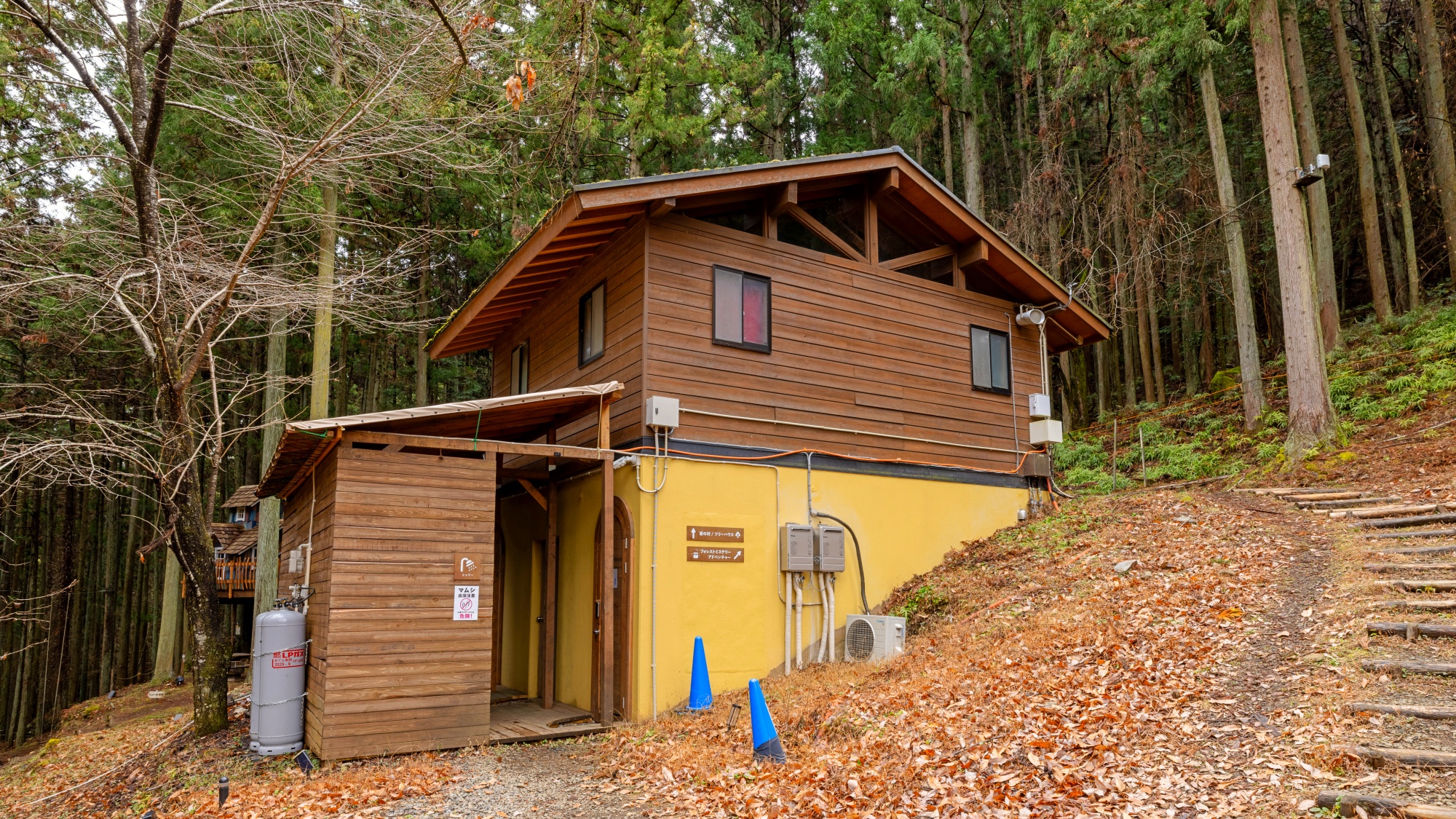 *【ケビン棟｜外観／一例】グランピングテントエリア近くにシャワー室がございます。