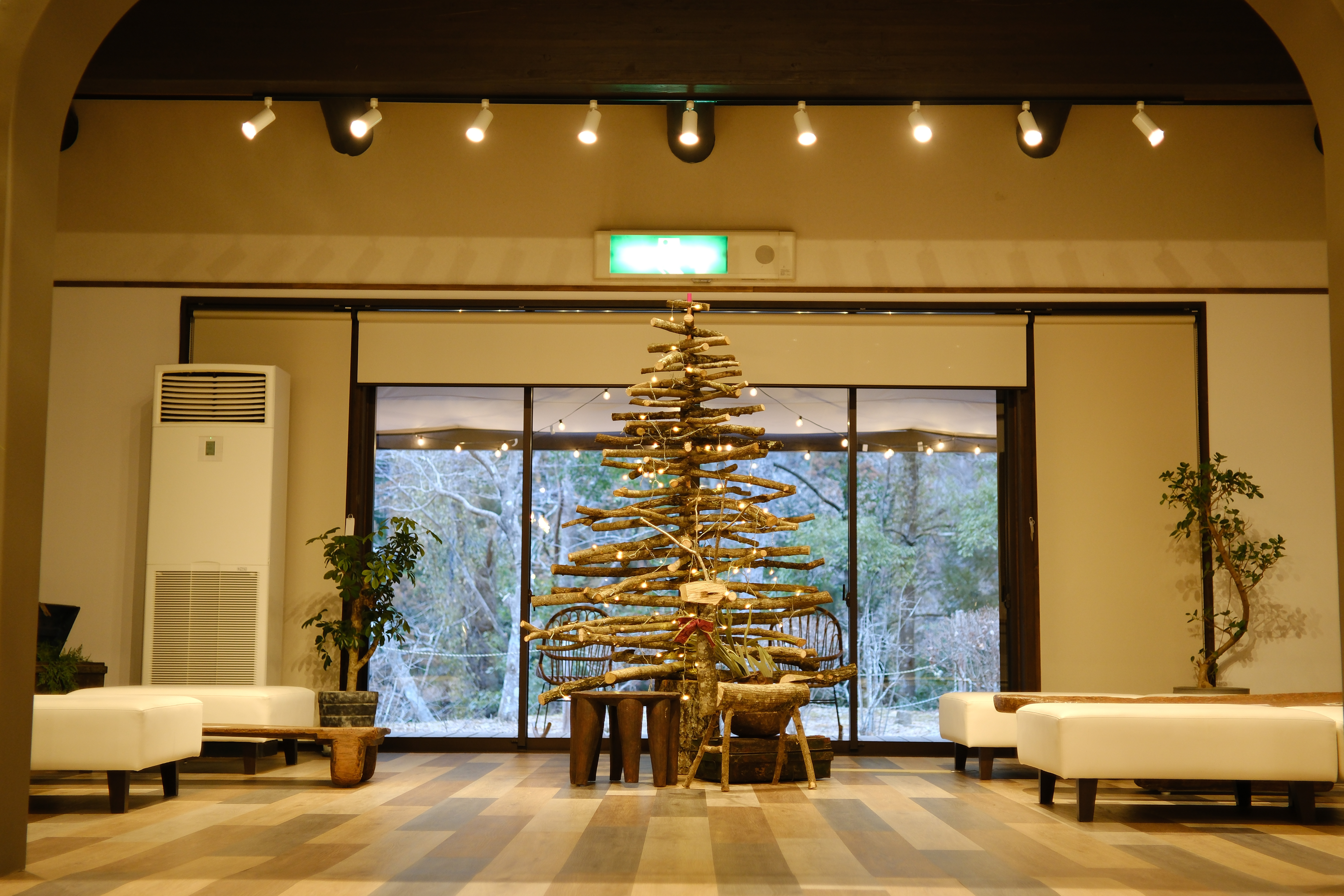 *【エントランス｜一例】ミューの森の民(たみ)の生活を想起するおしゃれな空間でおもてなしいたします