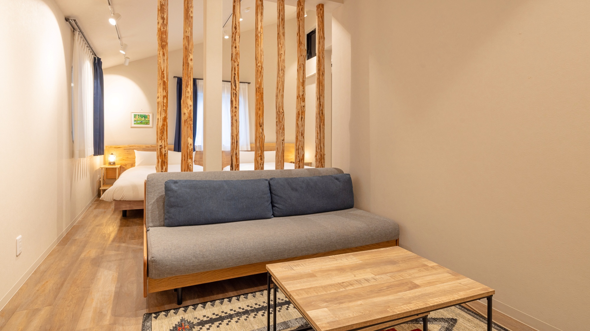 *【本館｜ファミリールーム広場側／一例】にぎやかな広場側に面したお部屋。お子さま連れにも快適に