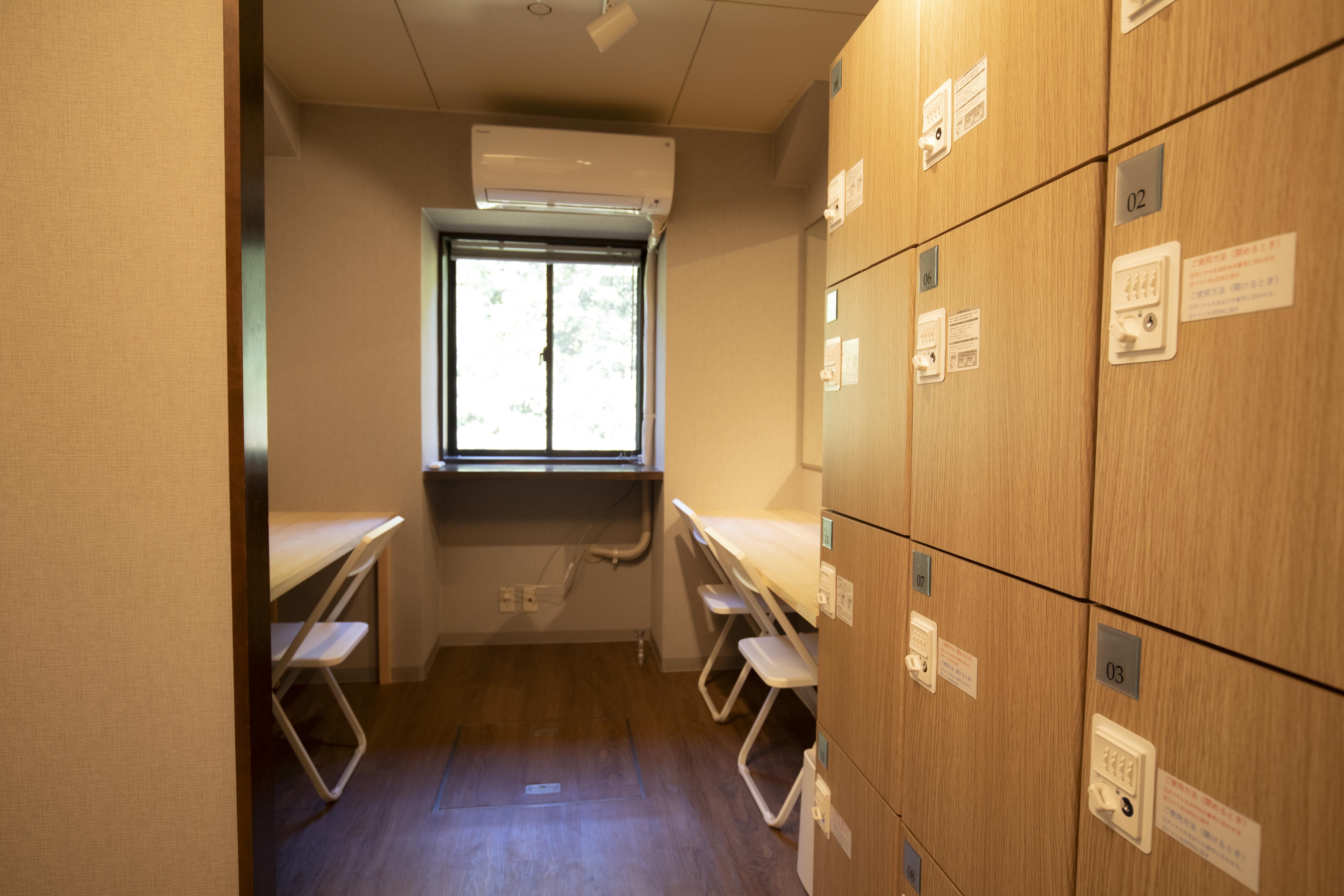 *【大浴場更衣室｜一例】大浴場は17～23時にご利用いただけます