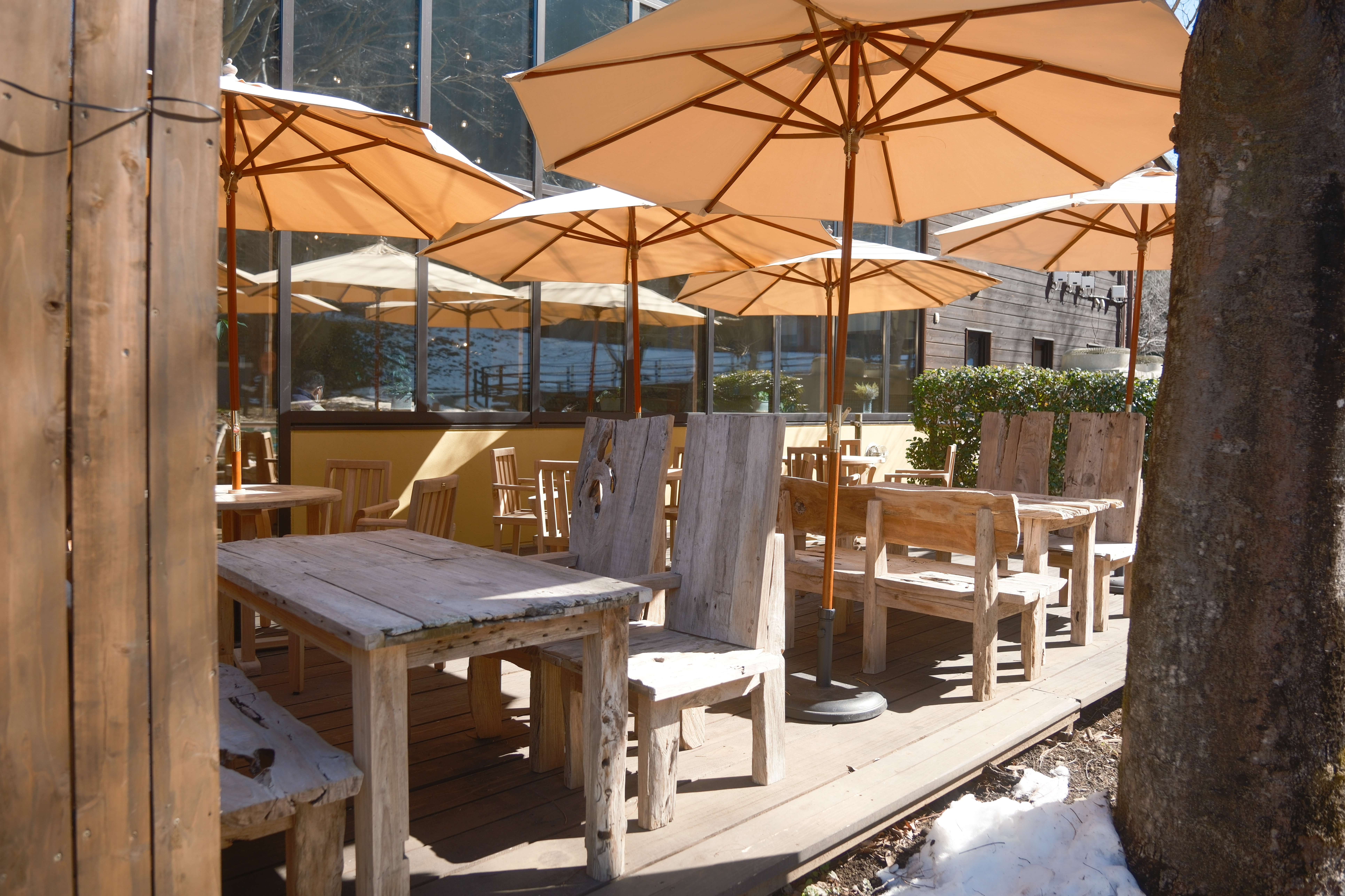 *【インヴィレッジカフェ｜イメージ】お天気のいい日はカフェのデッキで珈琲タイムもおすすめです