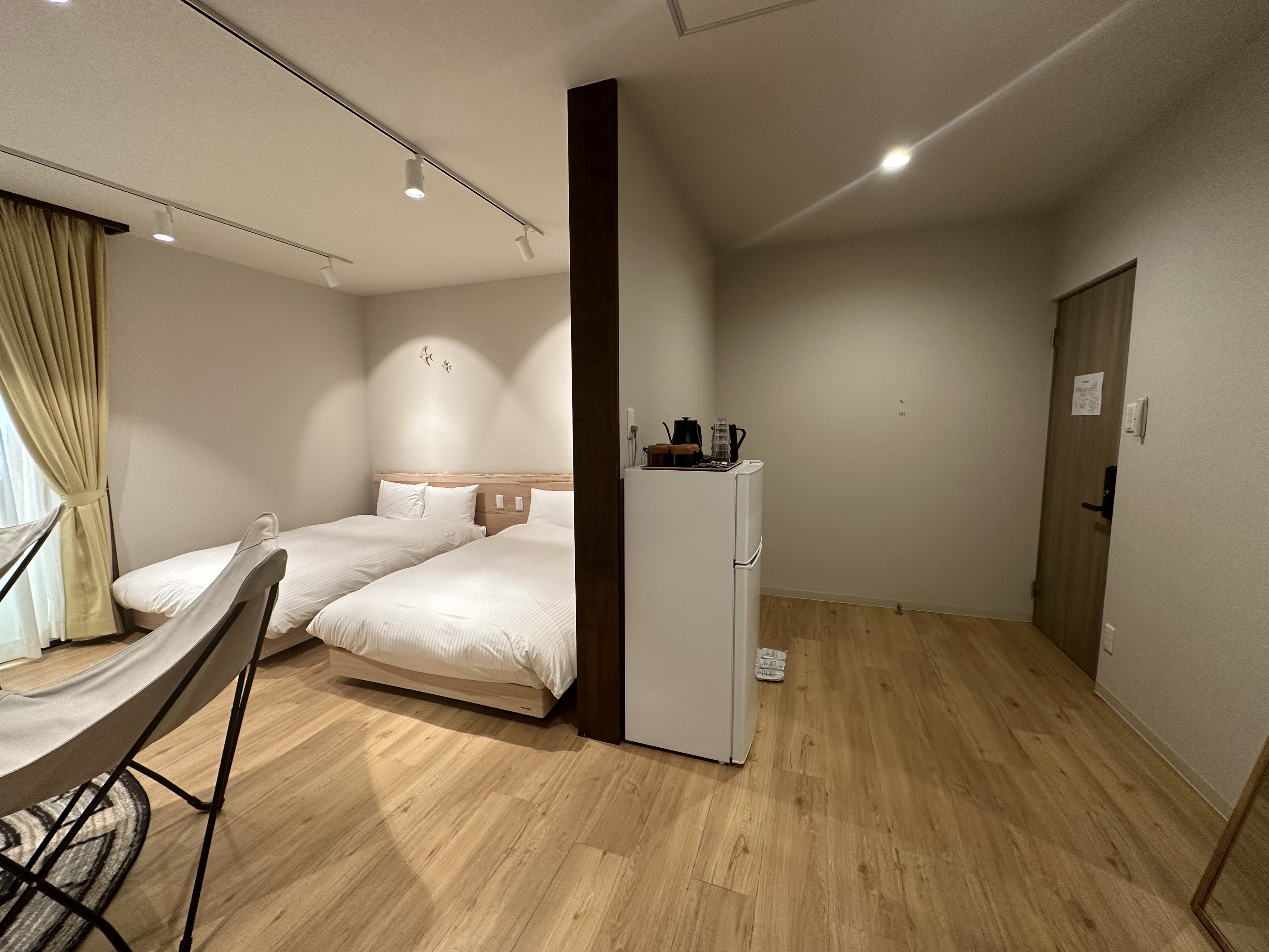 *【本館｜スーペリアツインルーム／一例】廊下から部屋の段差がなく車椅子の方も安心してご利用可能