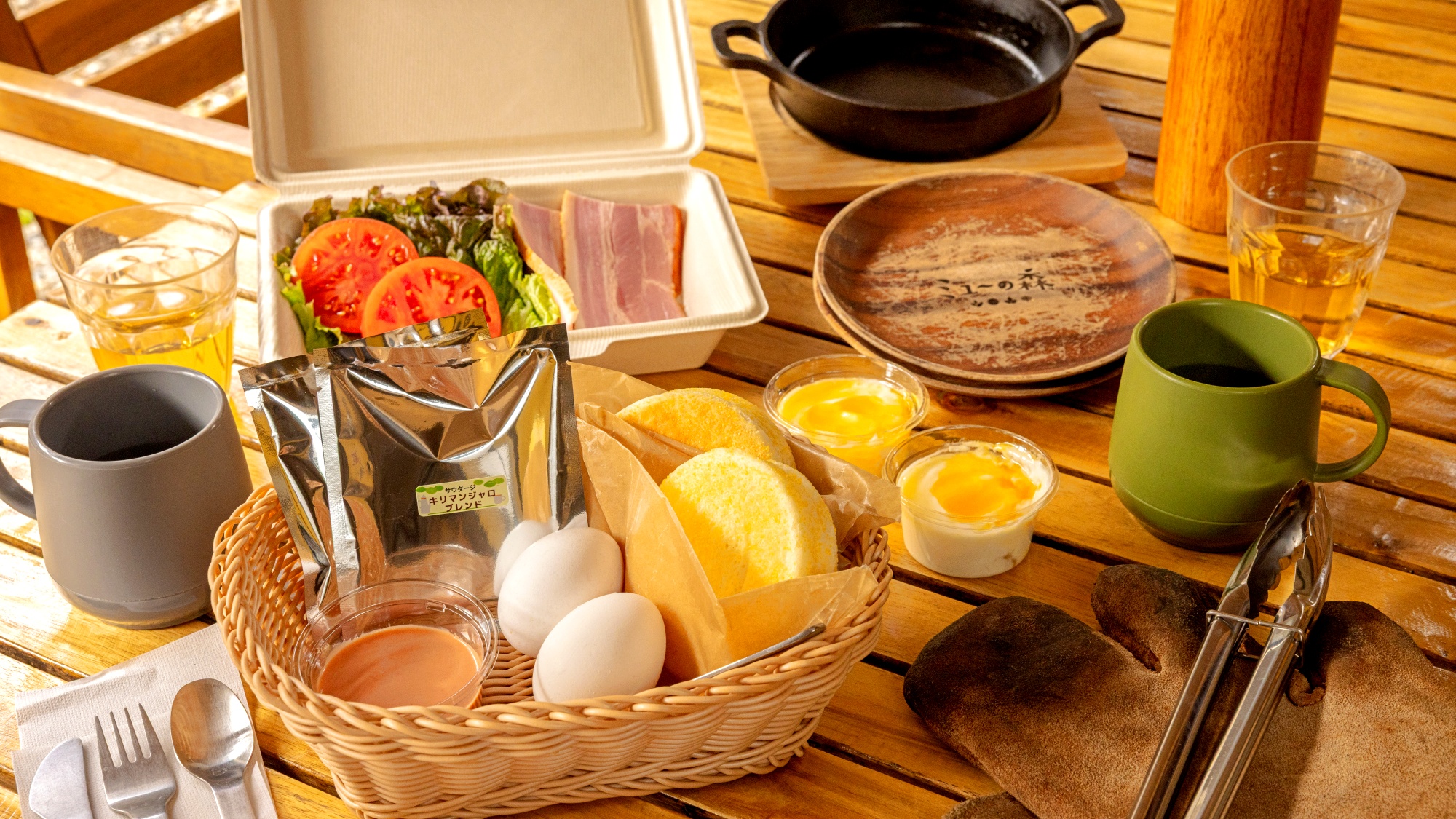 *【朝食一例｜モーニングセット／一例】マフィンにベーコン、卵、フルーツ入りヨーグルト等をご用意。