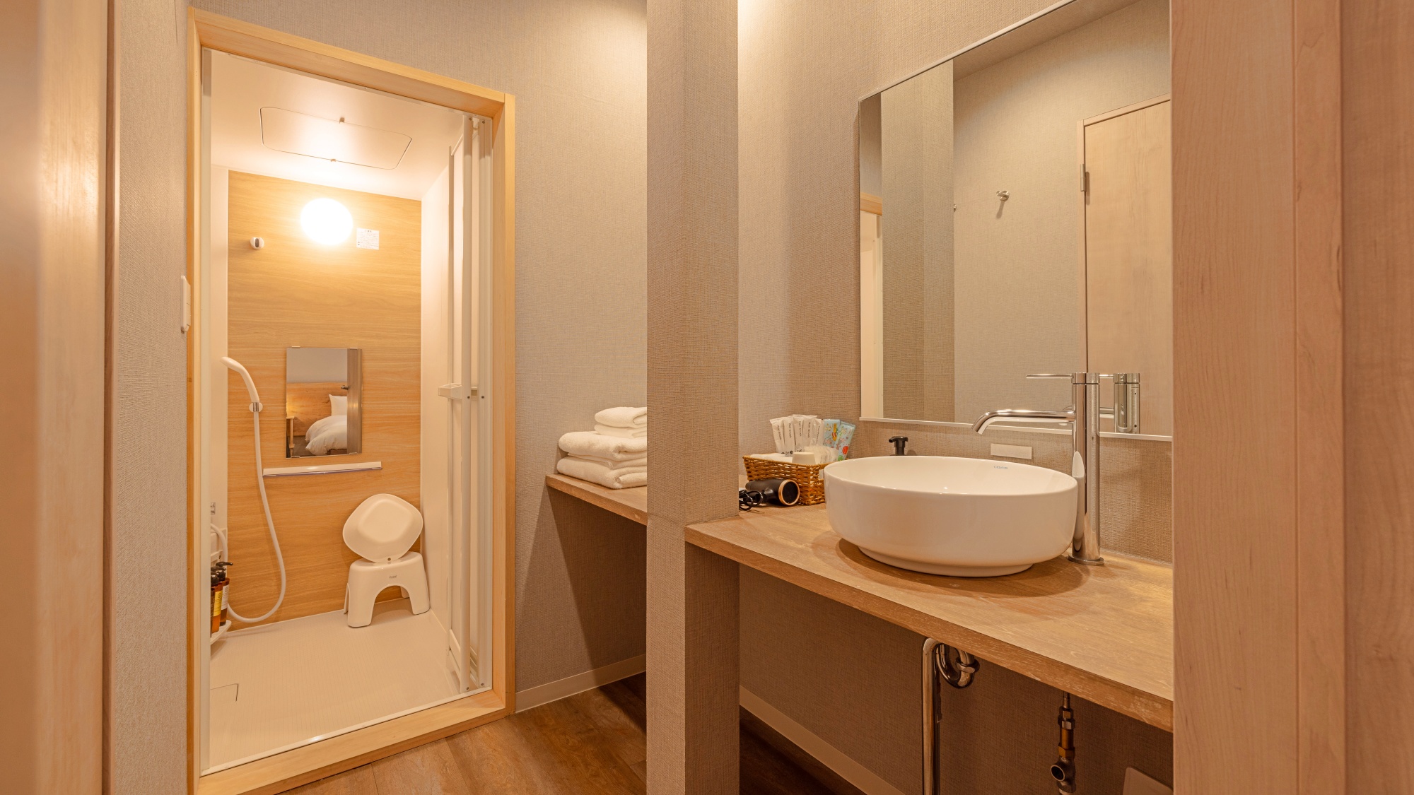 *【本館｜ファミリールーム広場側／一例】お風呂・洗面所・お手洗い付のお部屋。お子さま連れにもオススメ