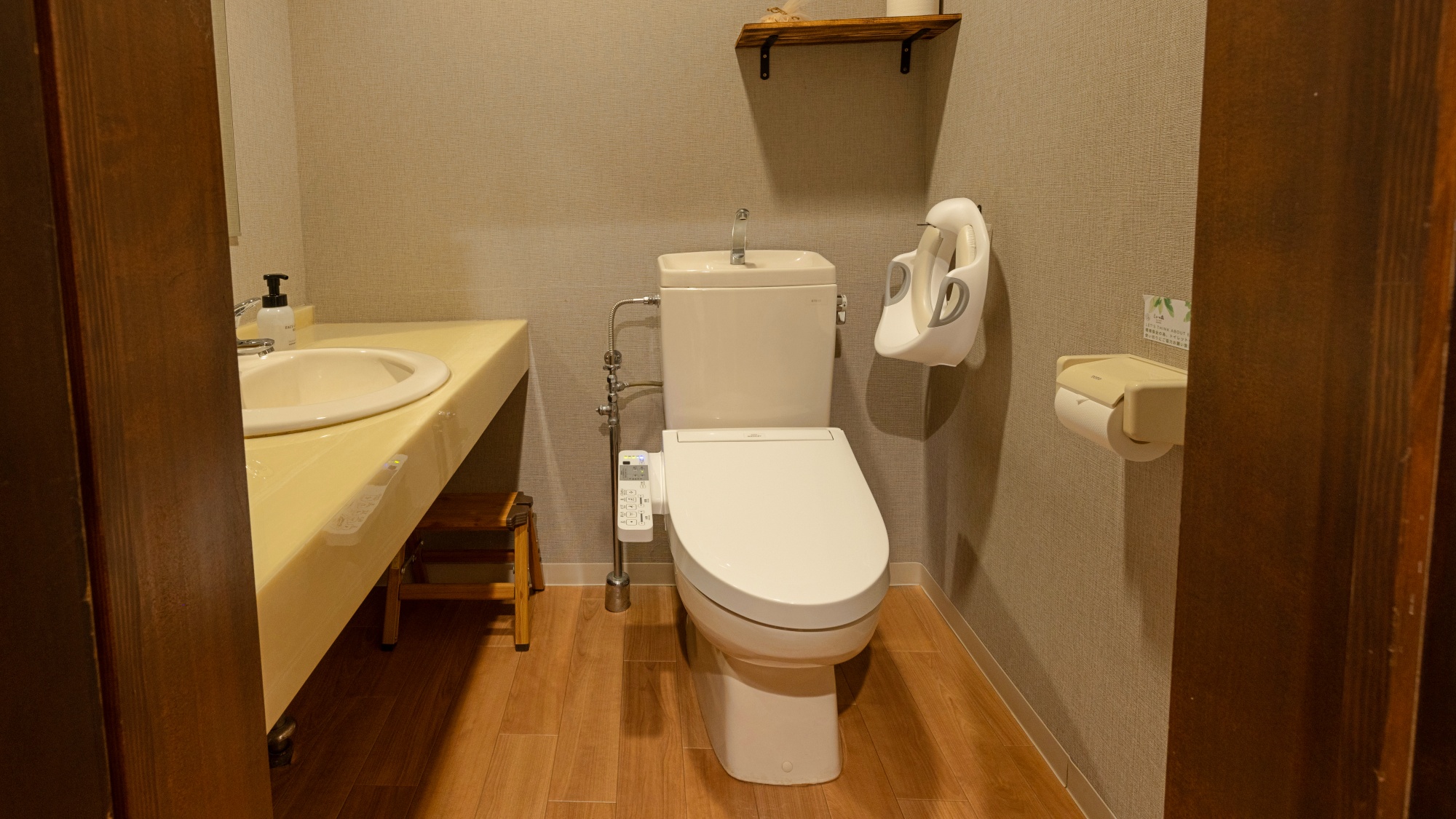 *【本館｜スーペリアツインルーム】バスなし・お手洗い付き。廊下から部屋の段差がなく、車椅子の方も安心