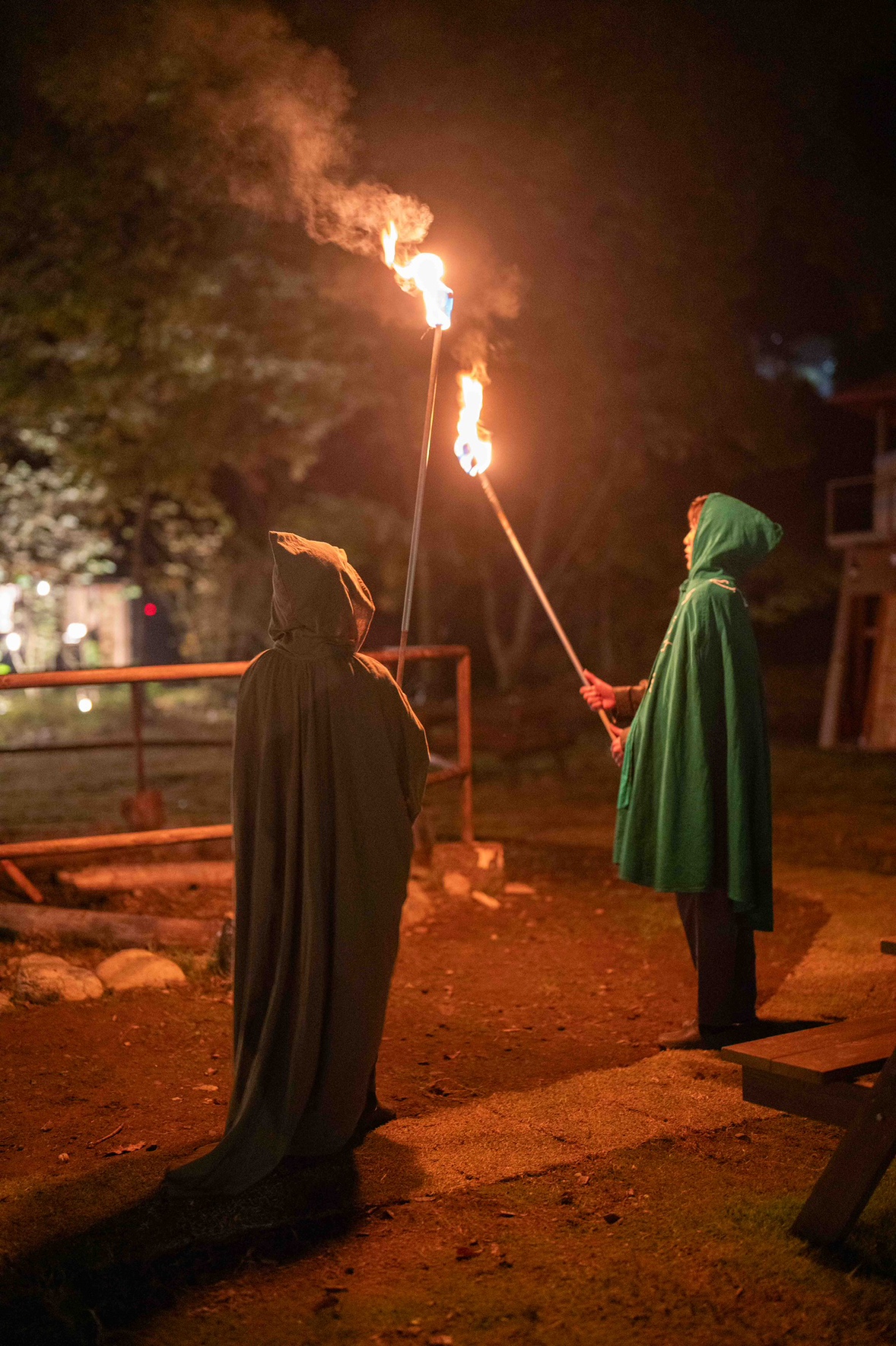 *【キャンプファイヤー点火式｜一例】キャンプファイヤーはミューの民(たみ)による点火式から始まります