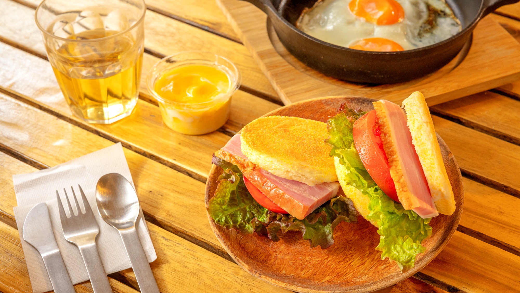 *【朝食一例｜モーニングセット／一例】お部屋に完備されたプライベートデッキでお召し上がりいただけます