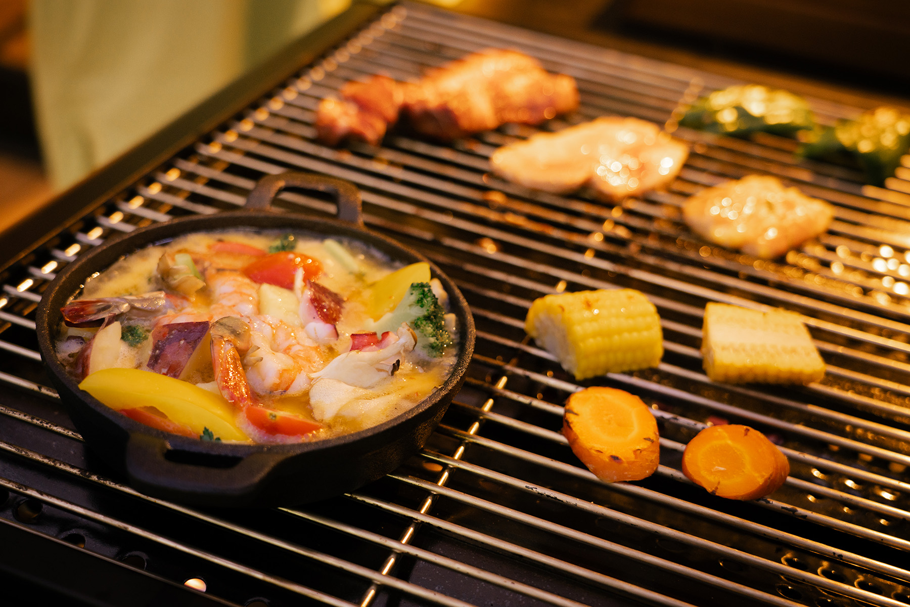 *【夕食｜海鮮アヒージョ／一例】海鮮たっぷりの特製アヒージョは、グリルで熱々をお召し上がりください