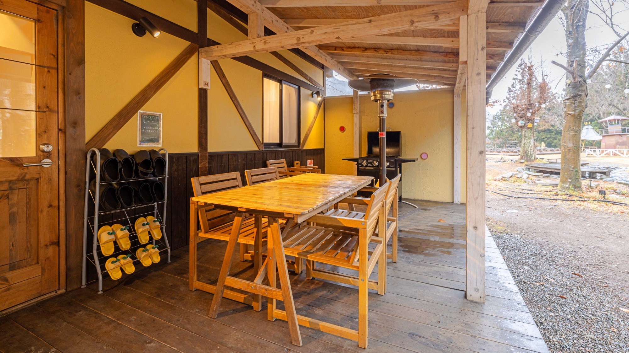 *【本館｜デラックスルーム／一例】夜は広場のライトアップを鑑賞、朝は陽射したっぷりのデッキで朝食を