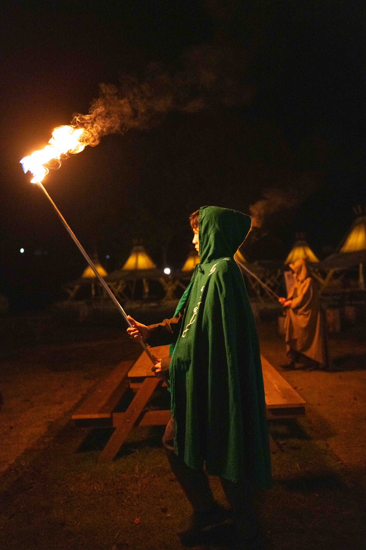*【キャンプファイヤー点火式｜一例】炎がわっと燃え上がる瞬間は感動的です！