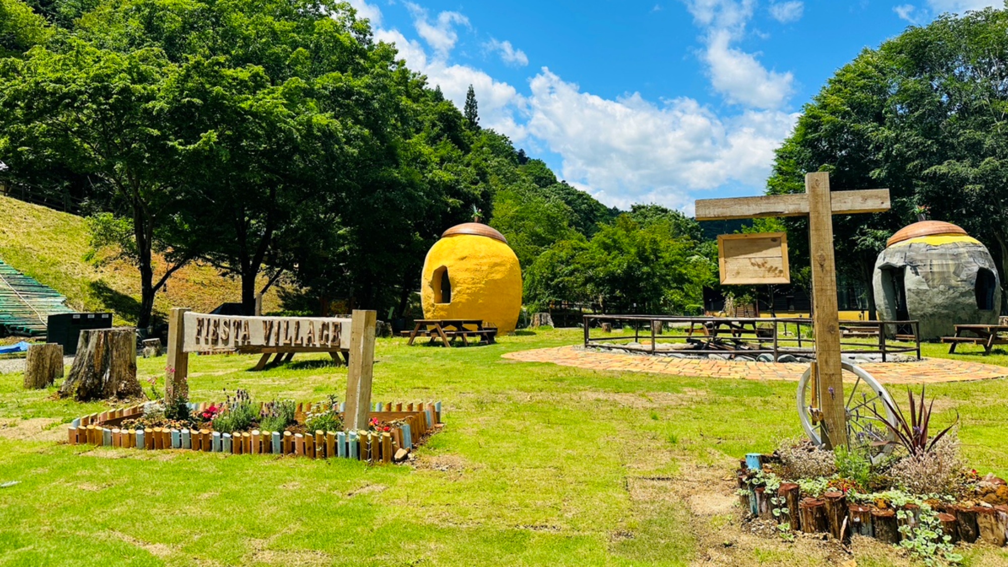 *【ウェルカム広場｜外観／一例】美しい自然に囲まれたファンタジーな空間で、非日常体験を