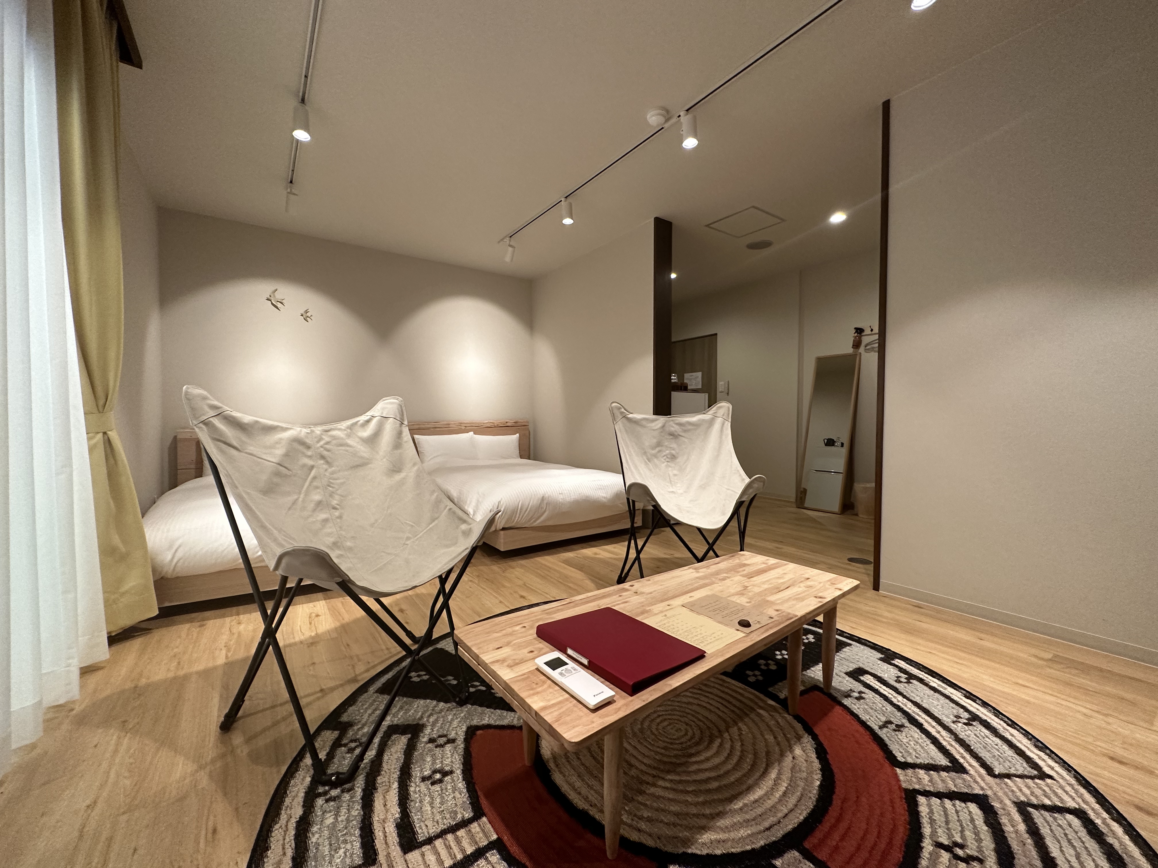 *【本館｜スーペリアツインルーム／一例】本館の広々としたリビングがある部屋