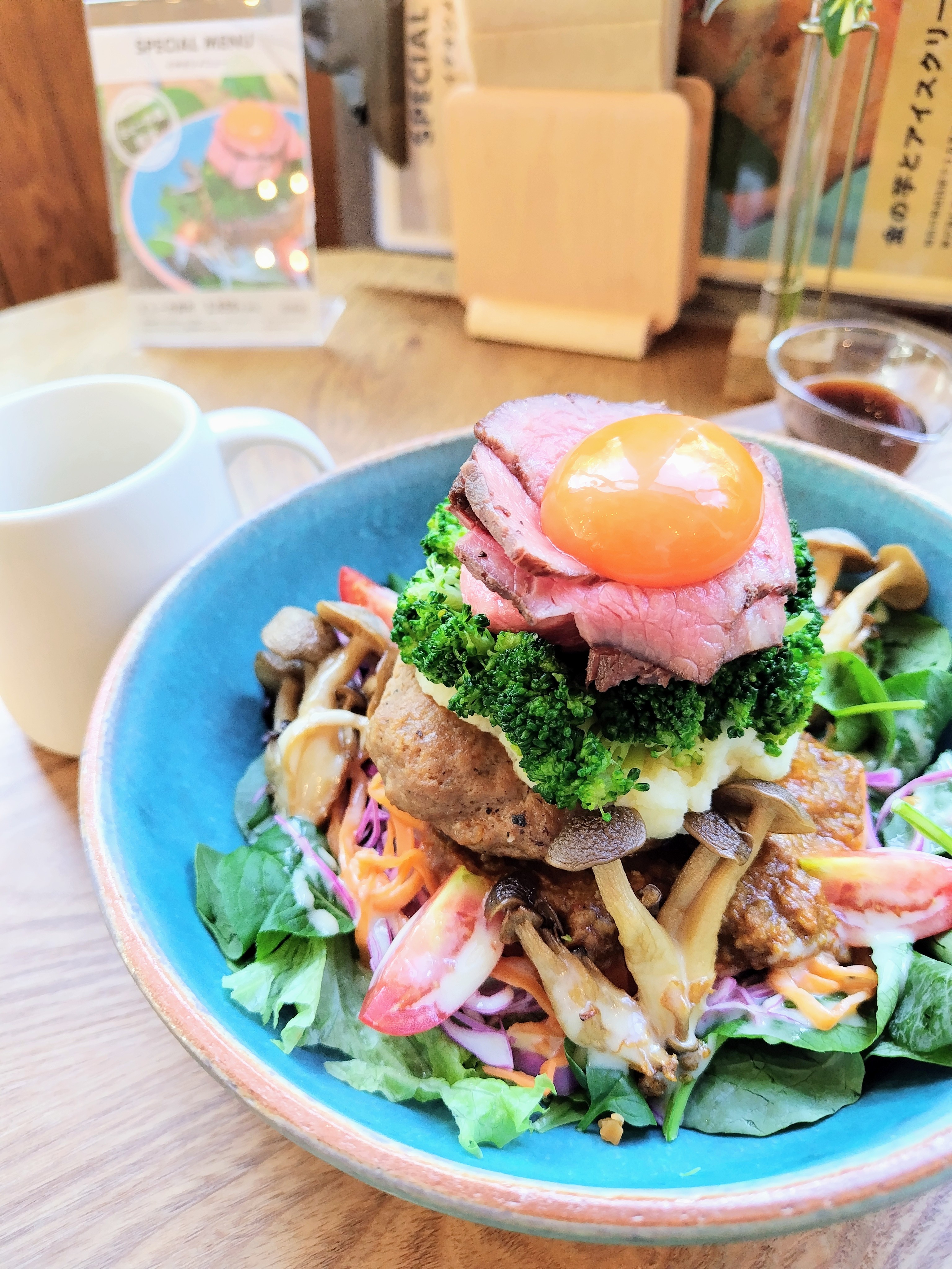 *【インヴィレッジカフェ｜ミューの森丼／一例】ミューの森にあるカフェにてランチをご提供しています。