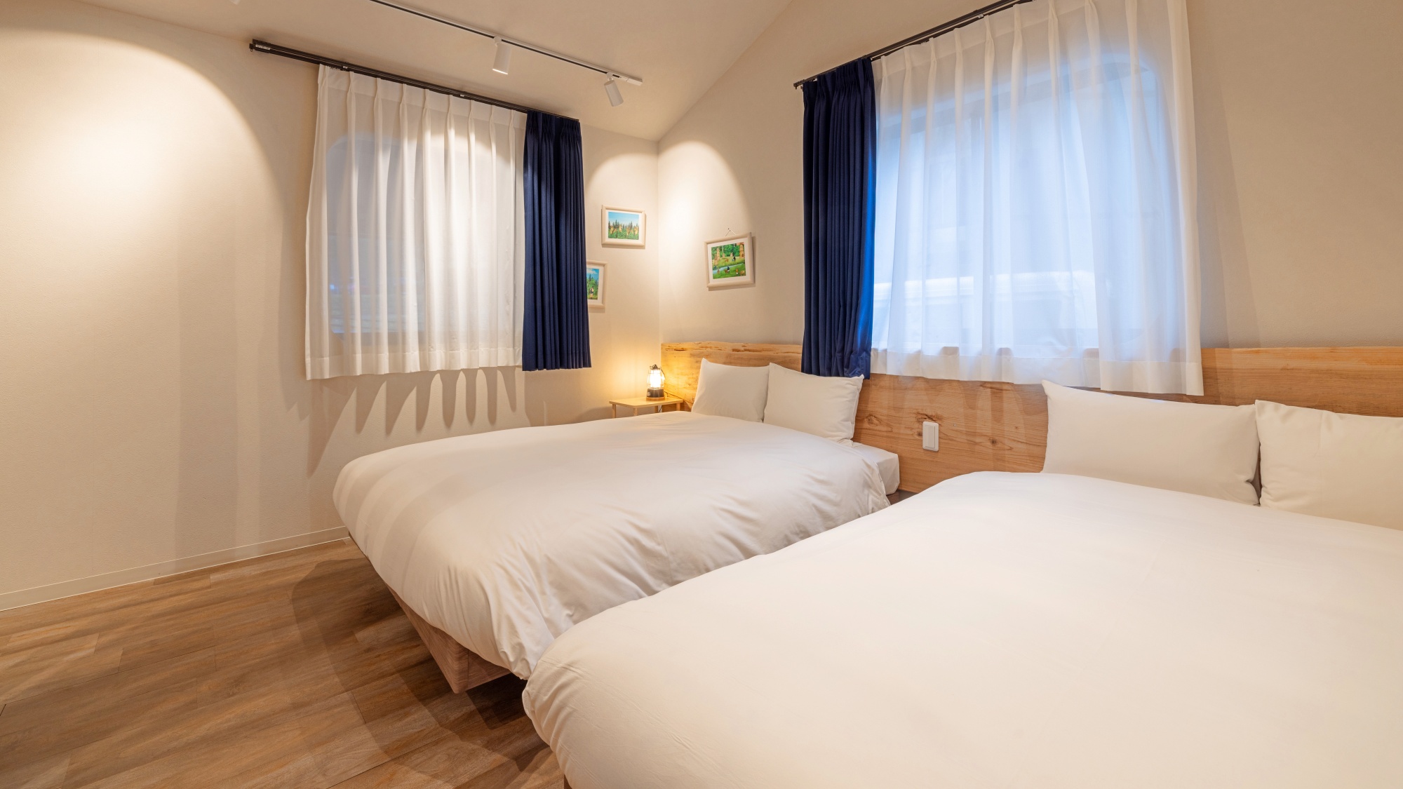 *【本館｜ファミリールーム広場側／一例】にぎやかな広場側に面したお部屋。お子さま連れにも快適に