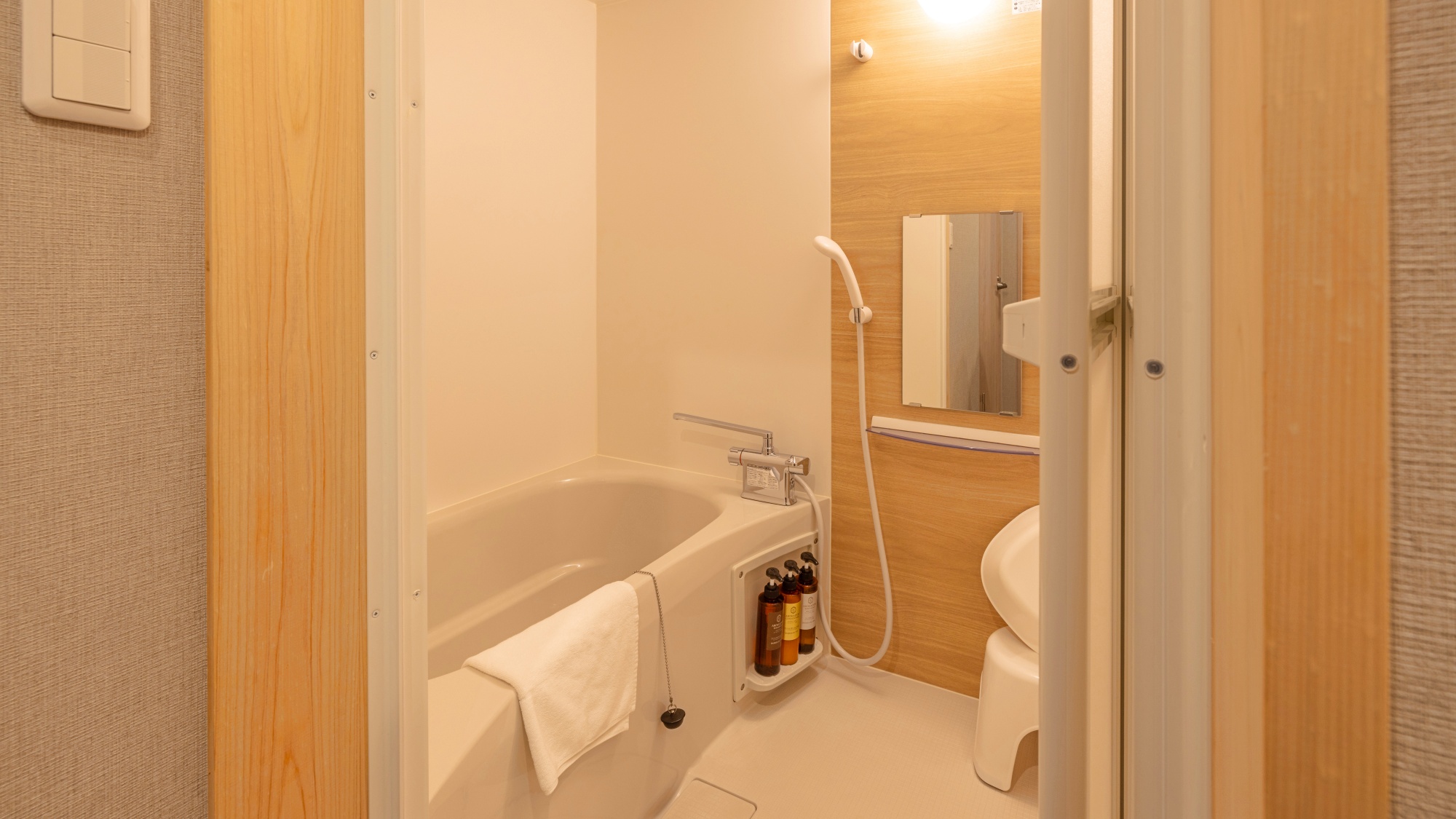 *【本館｜ファミリールーム広場側／一例】お風呂・洗面所・お手洗い付のお部屋。お子さま連れにもオススメ