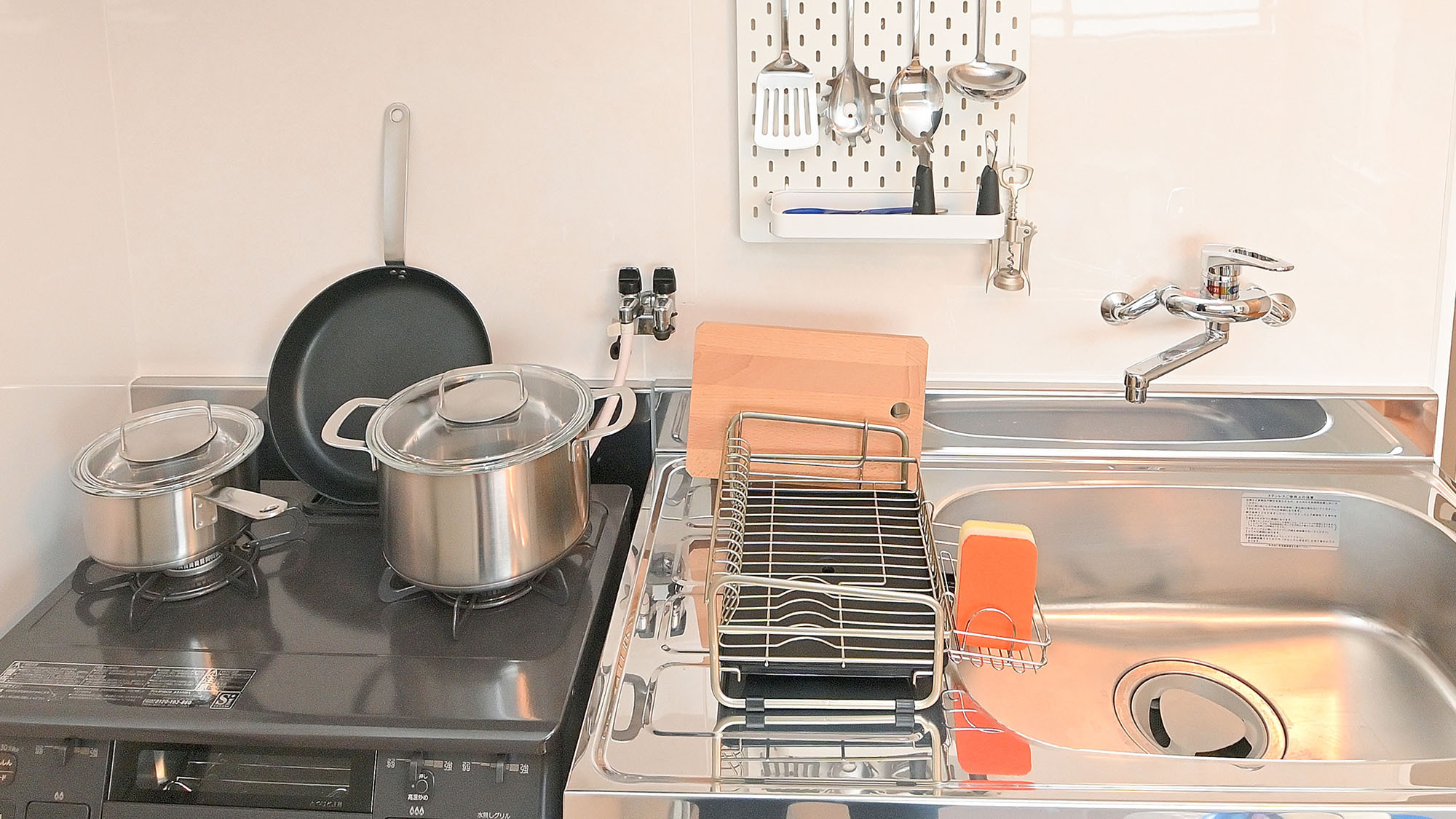 ・【602/キッチン】キッチンには各種調理器具を取り揃えており、様々なタイプの料理ができます