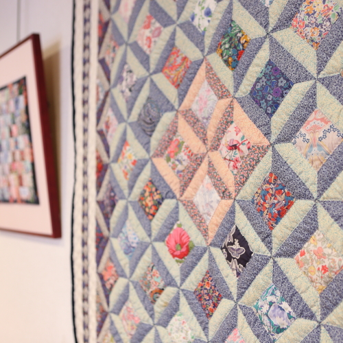 大きなパッチワーク作品や、絵画などが館内に飾られております。