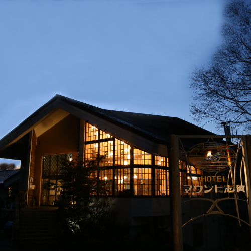 夜の外観　温かみのある光が我が家のように迎えます。