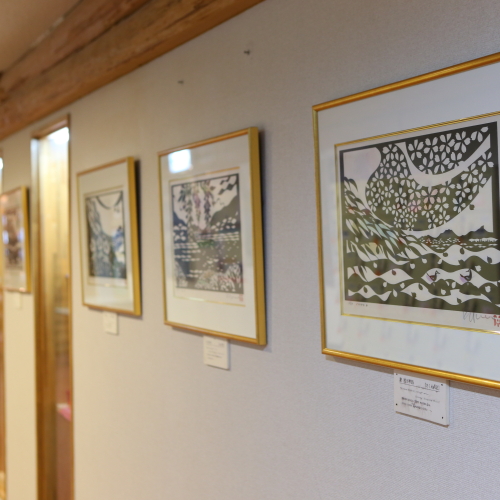 館内にはいたるところに絵画やアート作品が飾られております。