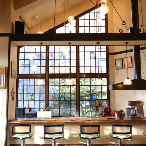 コーヒーラウンジは温かみのあるライトが優しい光を演出します。