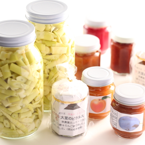 売店では、当館手作りの商品も並びます。ジャムやネマガリダケは信州土産に好評です。