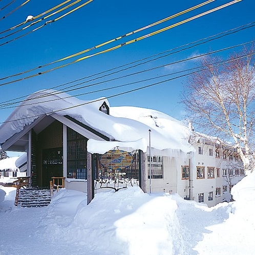 冬の風景　志賀高原はまさにスキーシーズン！青空に雪がまぶしいですね。