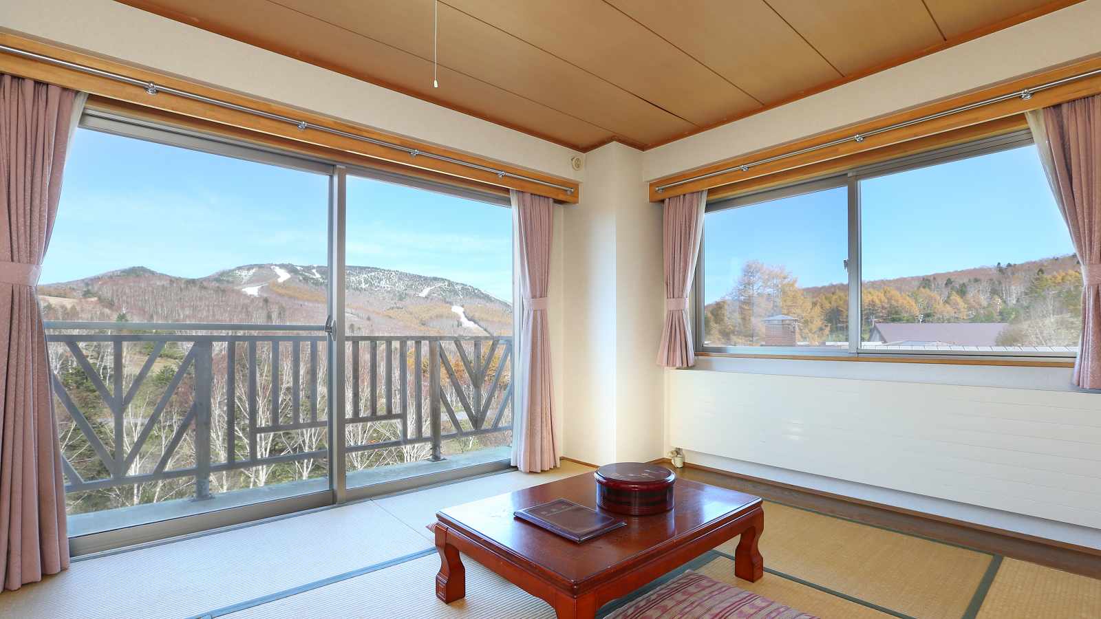 人気の【展望和室12畳】志賀高原の景色を満喫できます