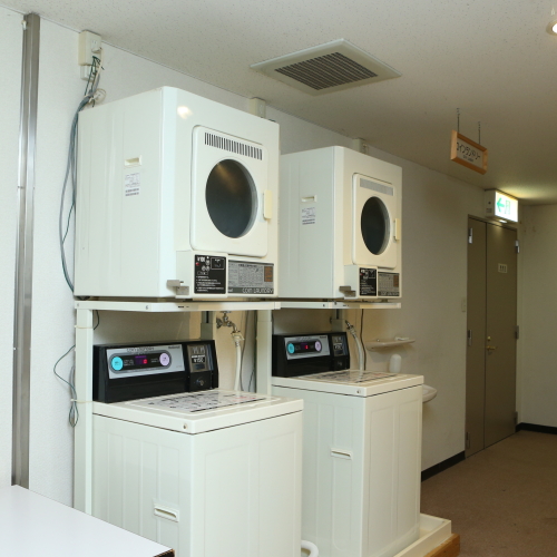 館内にはコインランドリーもあります。