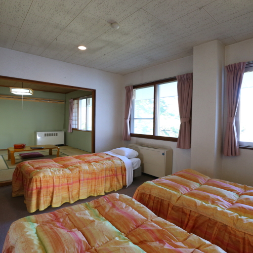 和洋室はベッドルームと10畳和室で広々お使い頂けます。