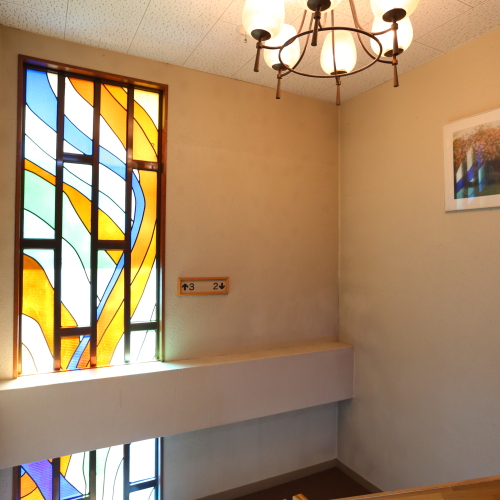 階段のステンドグラス　やわらかい光が降り注ぎます。