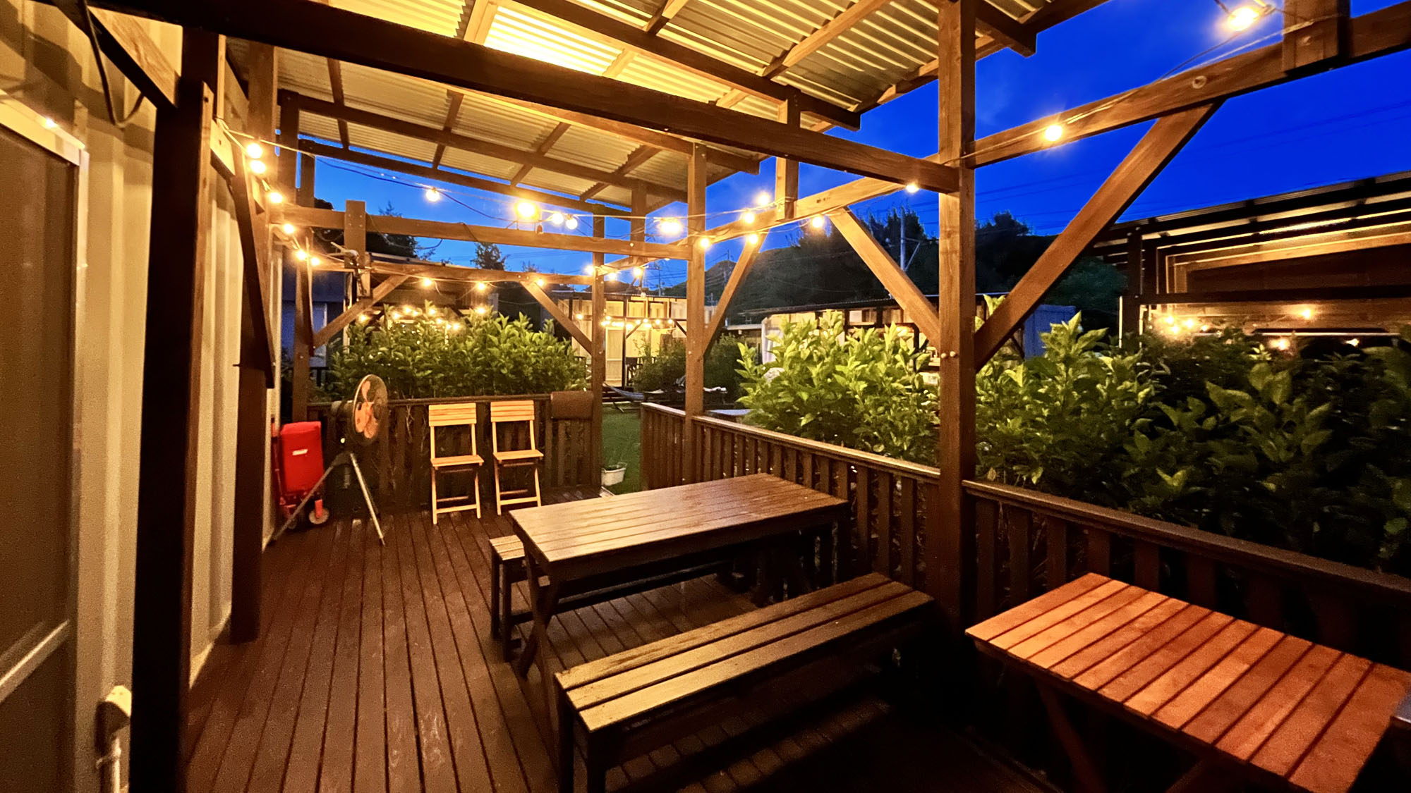 中庭に面した 広々デッキテラス