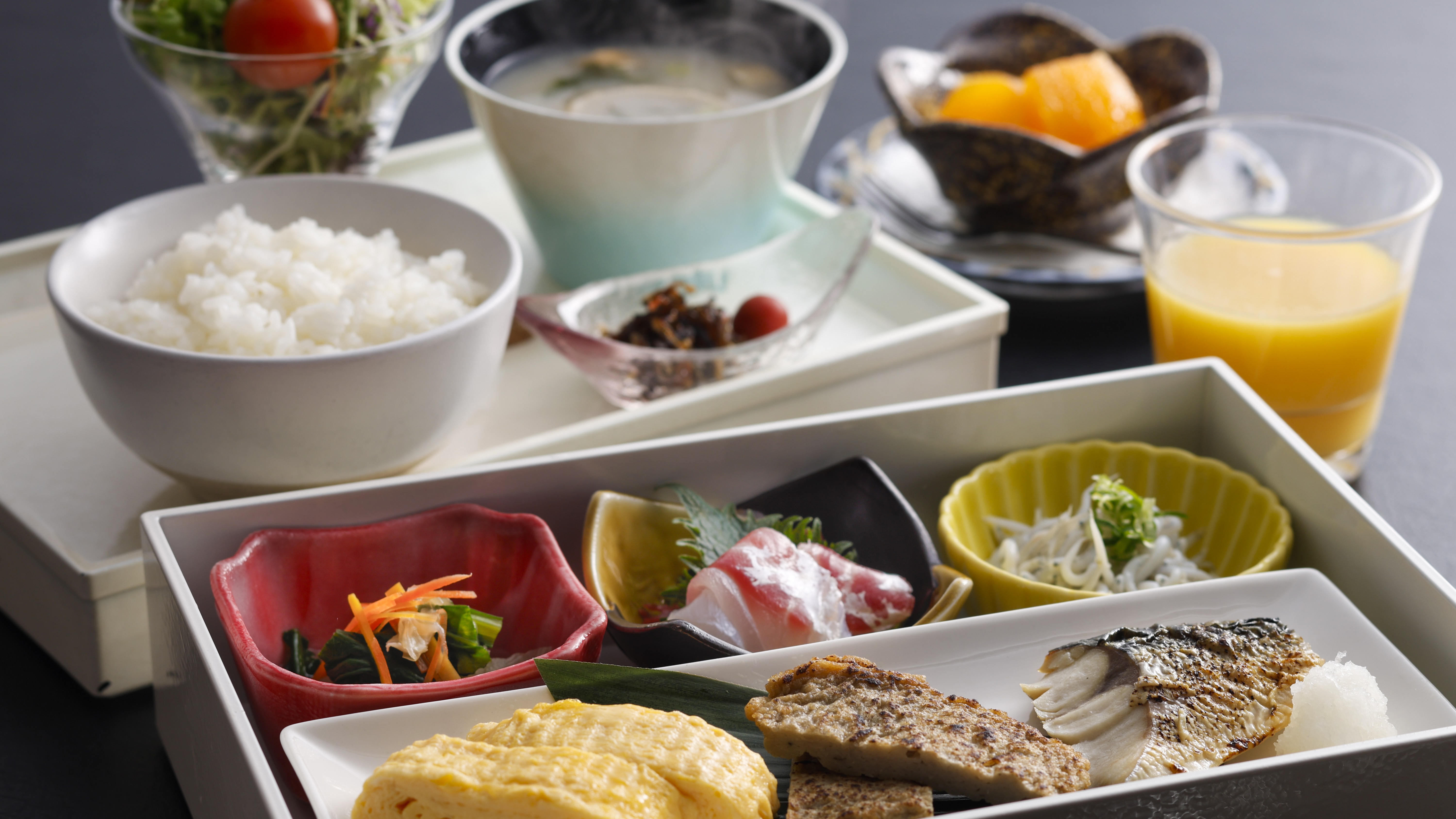 【朝食】ダイニング海にて和定食をご用意しております。（一例）