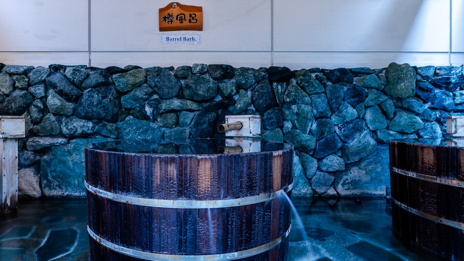 【大浴場・樽風呂】木のぬくもりを感じられる、檜造りの樽風呂