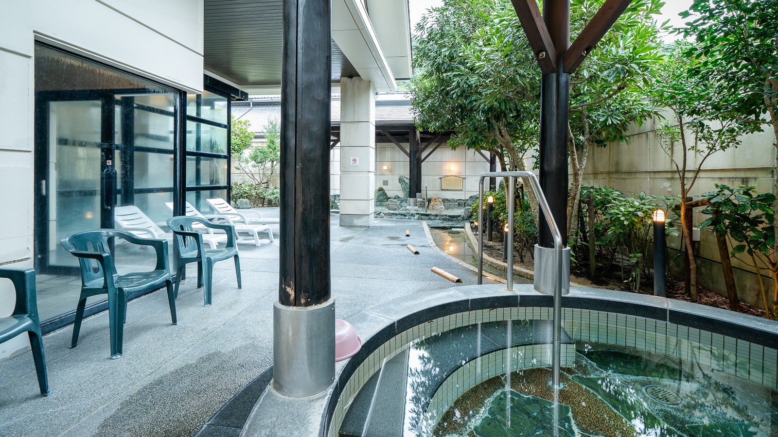 【大浴場】外気浴スペースもあり。サウナの後に、のんびりどうぞ♪