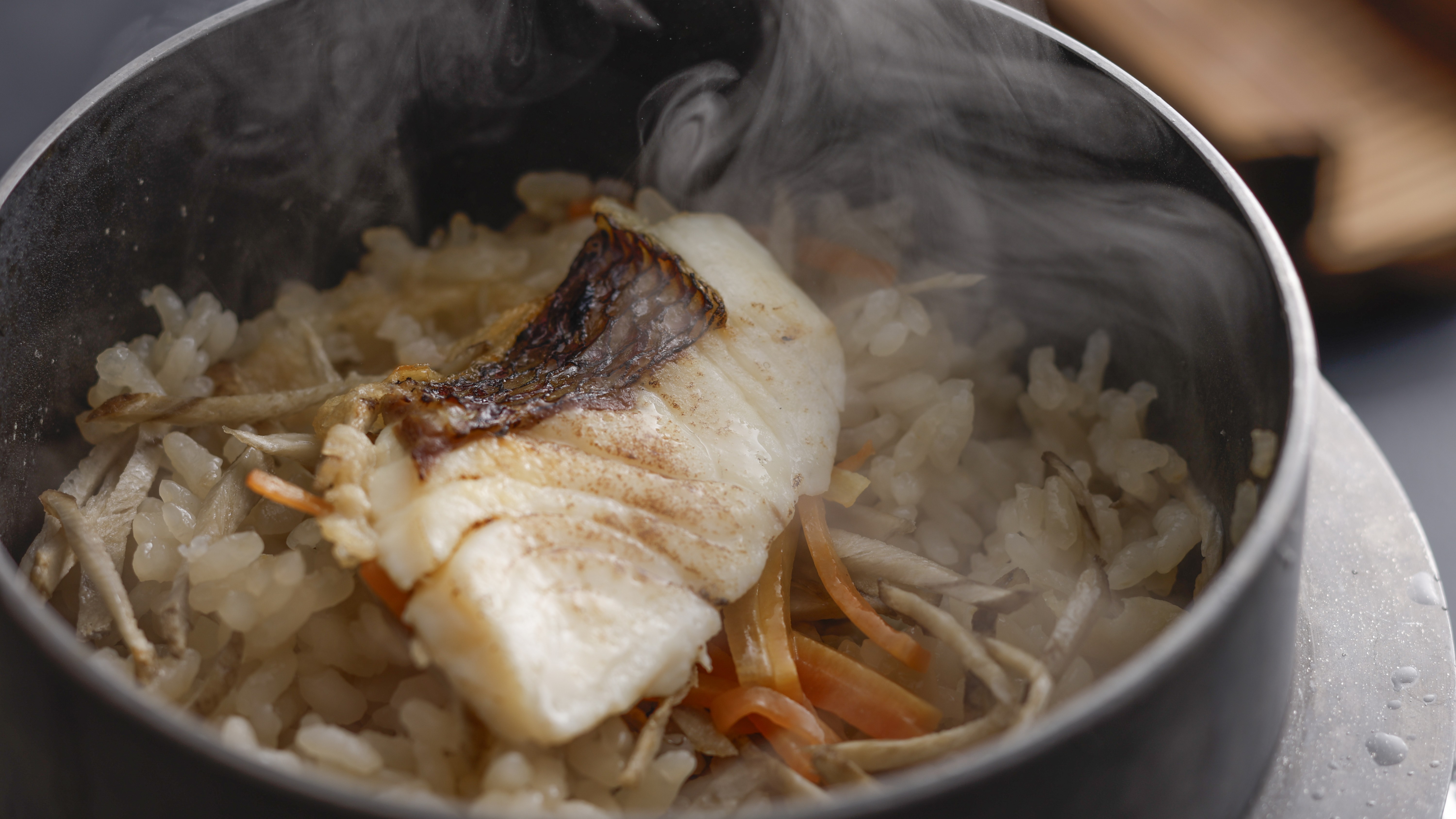 【夕食】3種類から選べるご飯のうちの1つ「季節の釜めし」（一例）