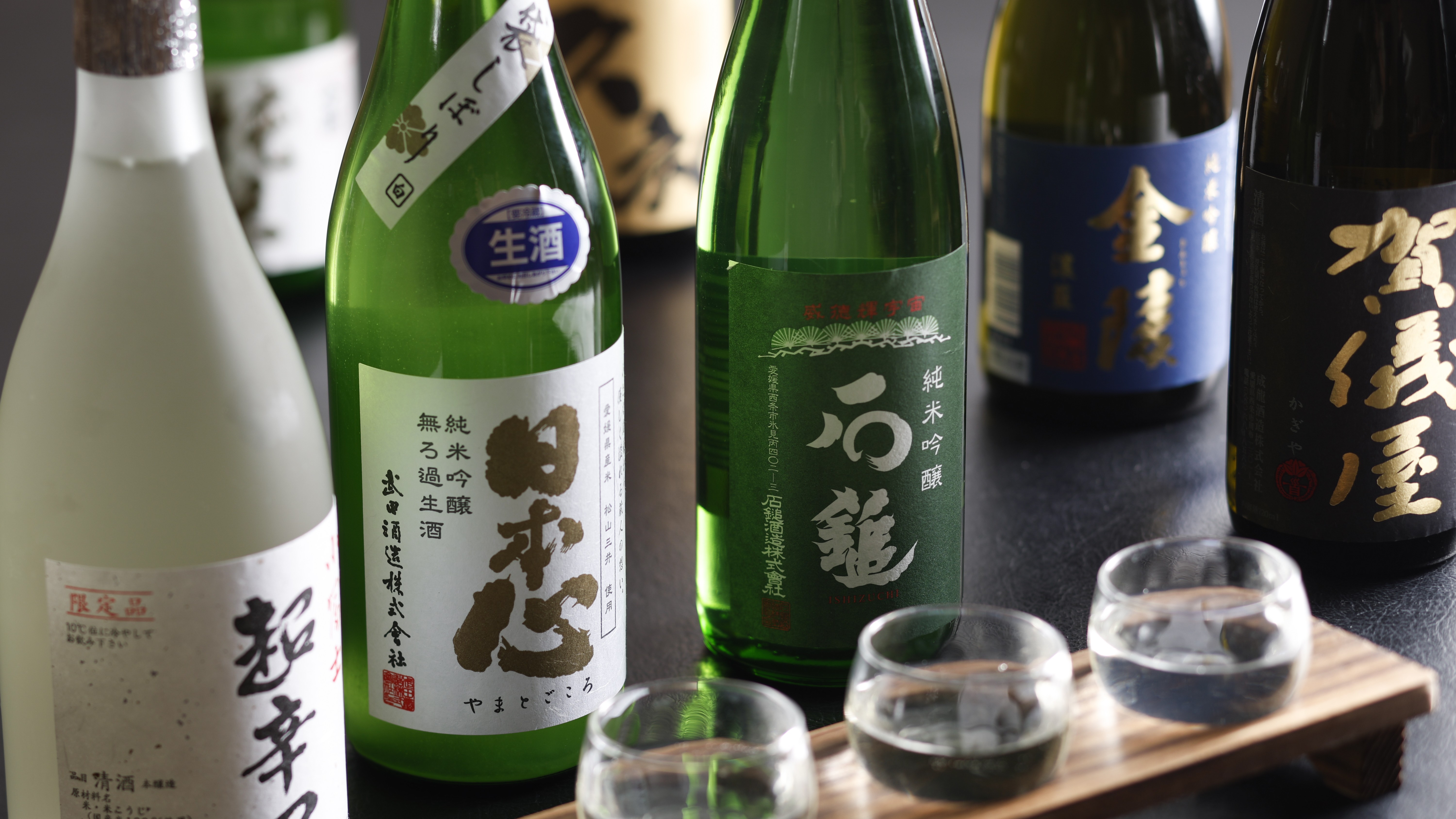 【愛媛の地酒利き酒セット】美味しいお料理とスタッフおすすめの地酒をご堪能ください。（一例）