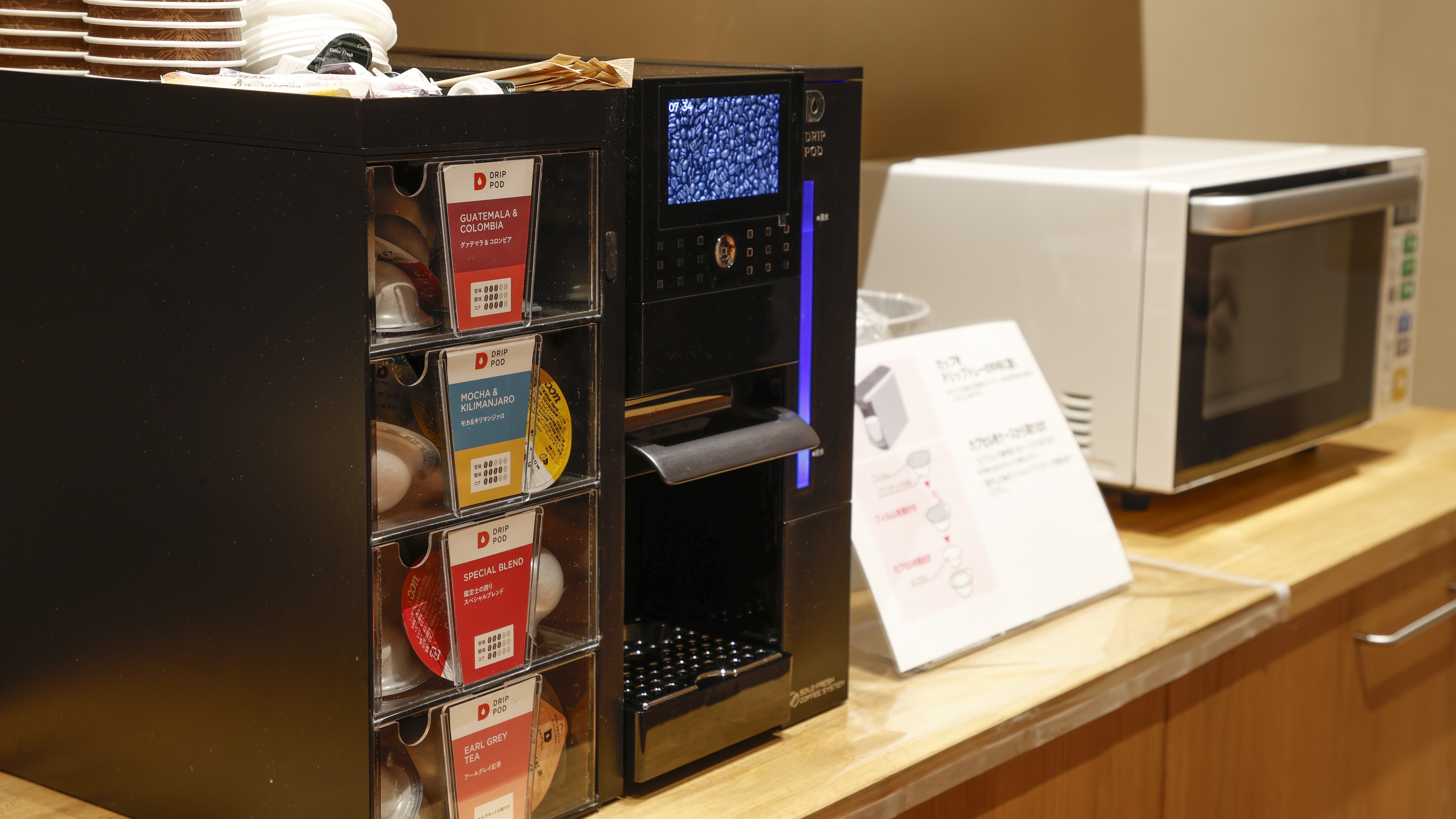 【宿泊者専用ラウンジ】カフェメニュー・電子レンジもご自由にご利用ください。