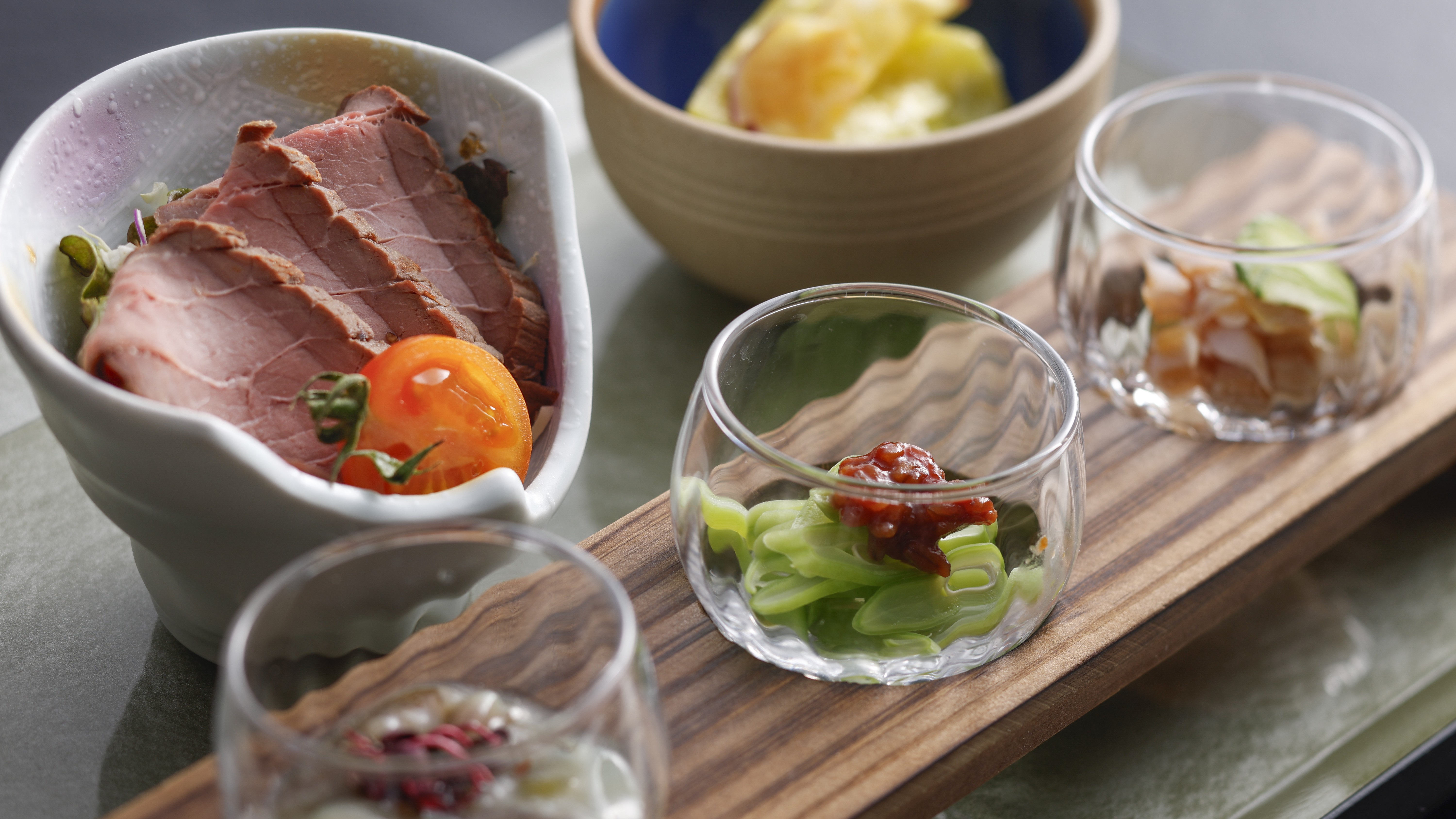 【グレードUP夕食】ローストビーフ等を含む先付け（一例）