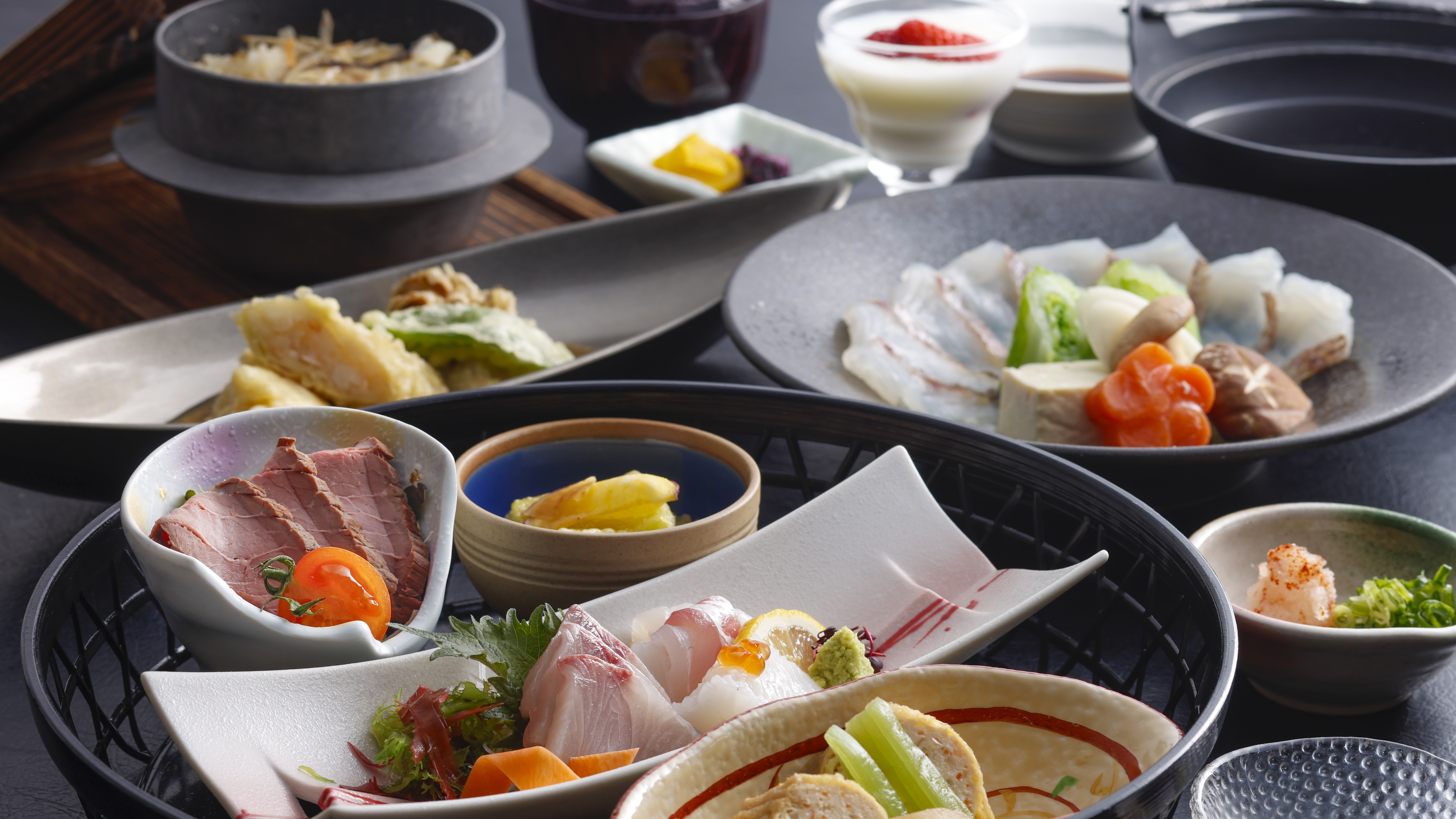 【スタンダード夕食】この画像の選べるご飯は、釜めしとなっております。（一例）