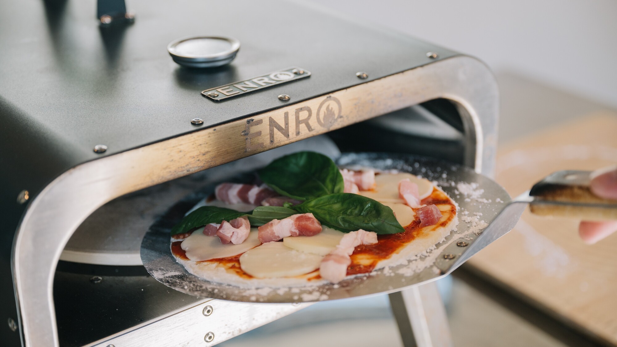 自分でトッピングしたピザを専用窯で本格焼き上げ！