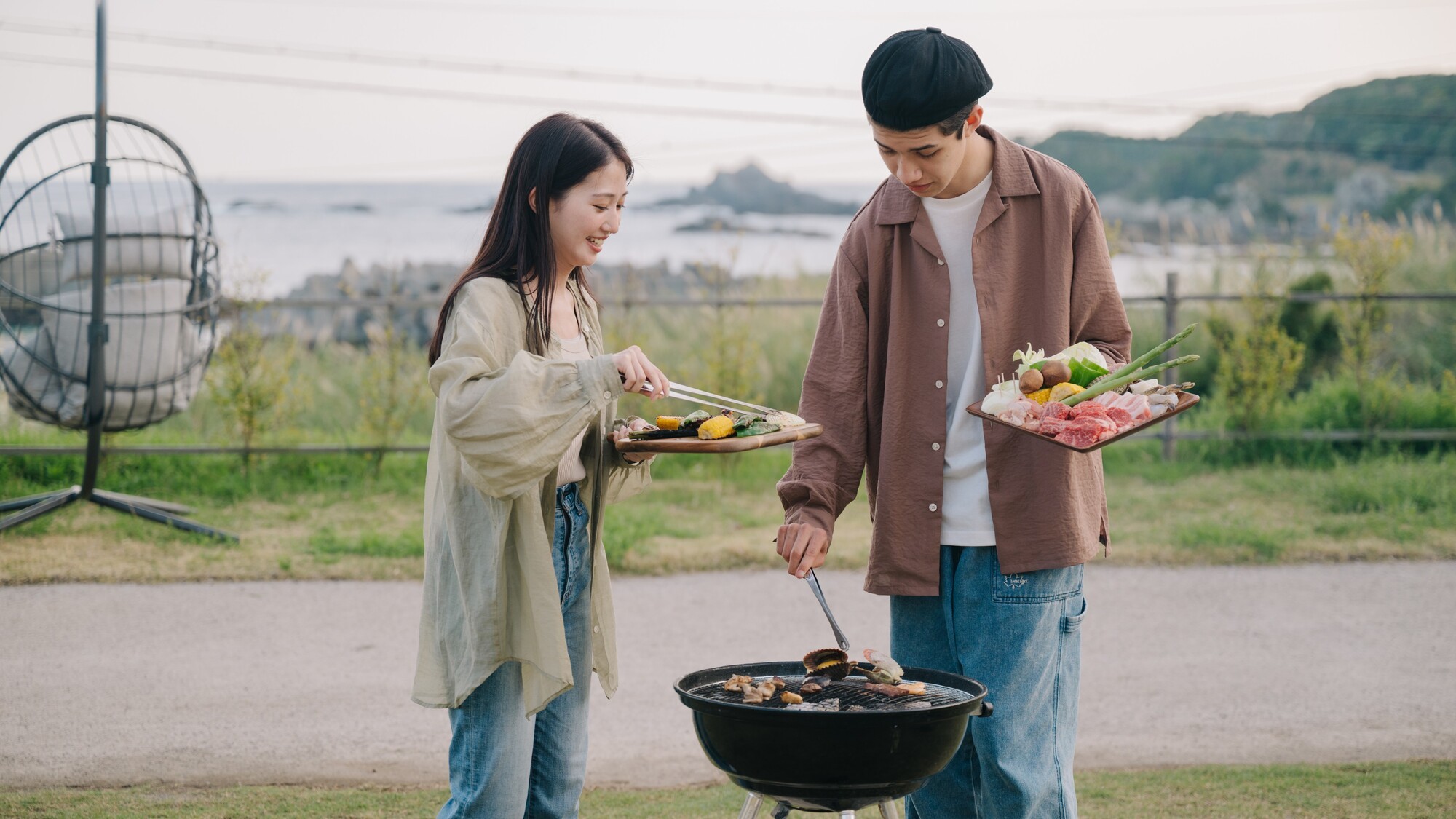 海を望む絶景の中で、のんびりBBQを満喫。