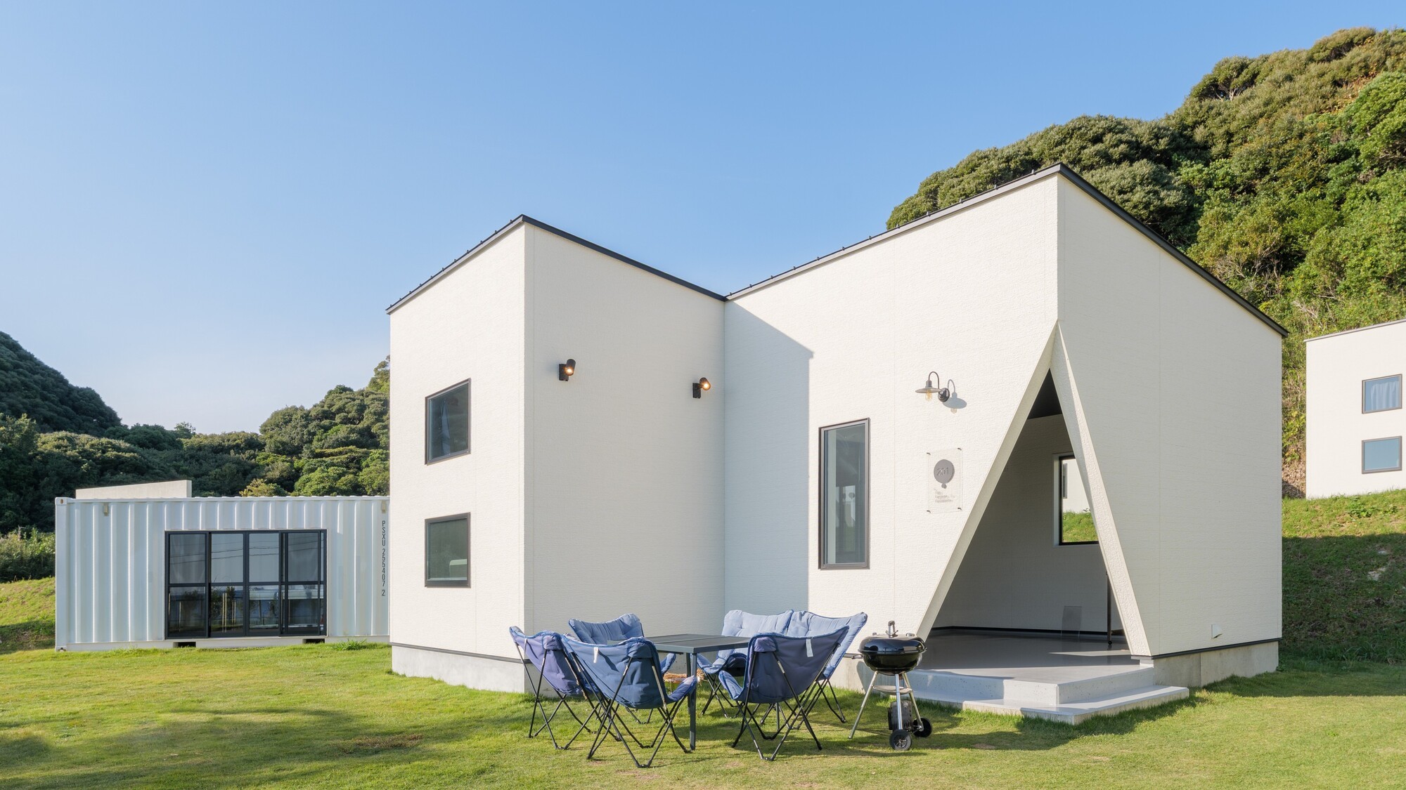 自然と調和する白いモダンヴィラ