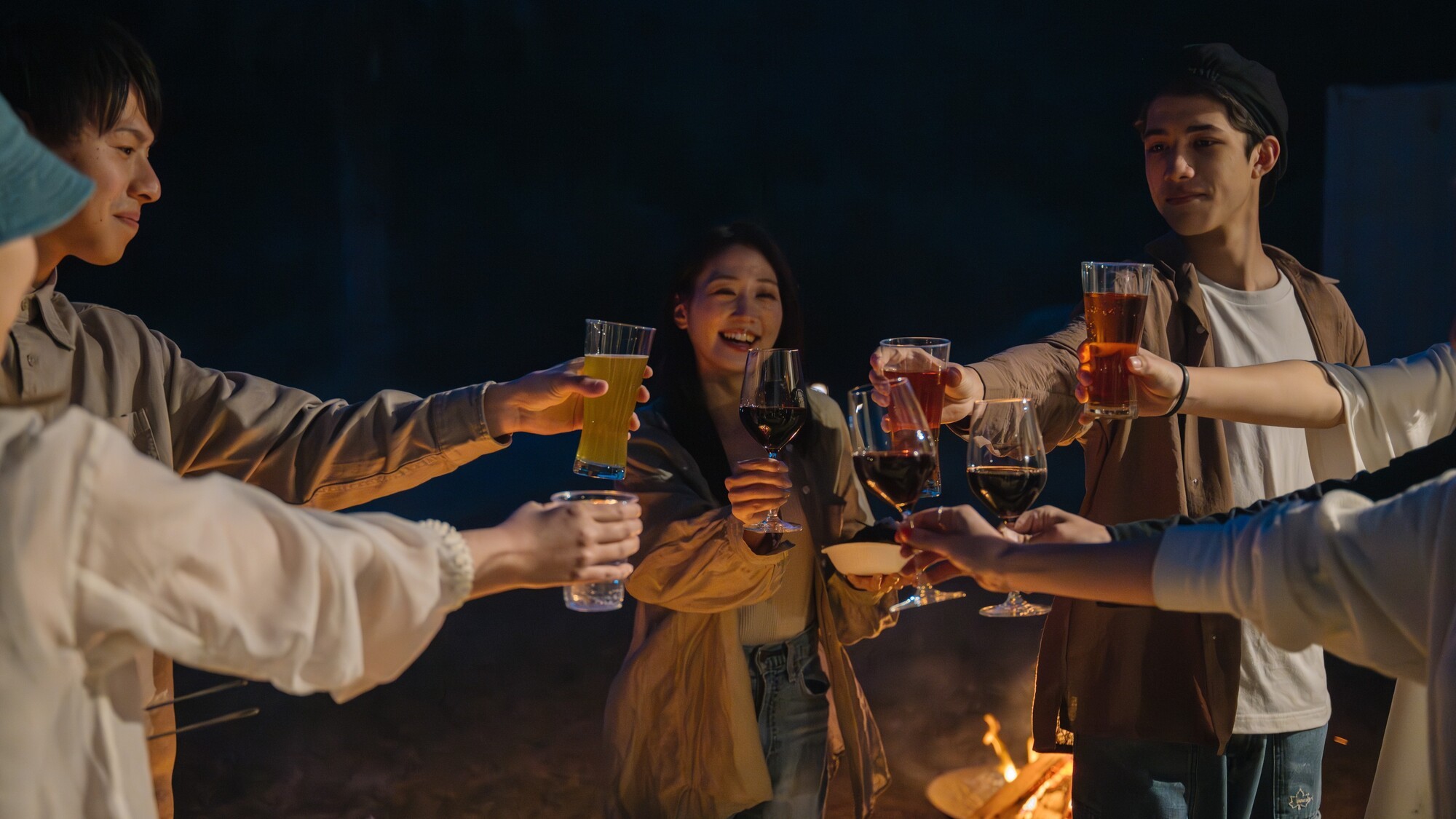 笑顔とグラスが交わる、大切な仲間との時間。