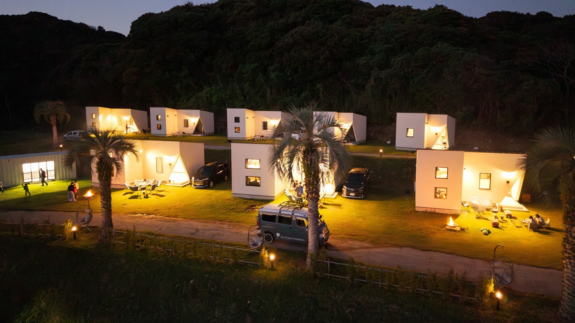 自然とヴィラが織りなす幻想的な夜