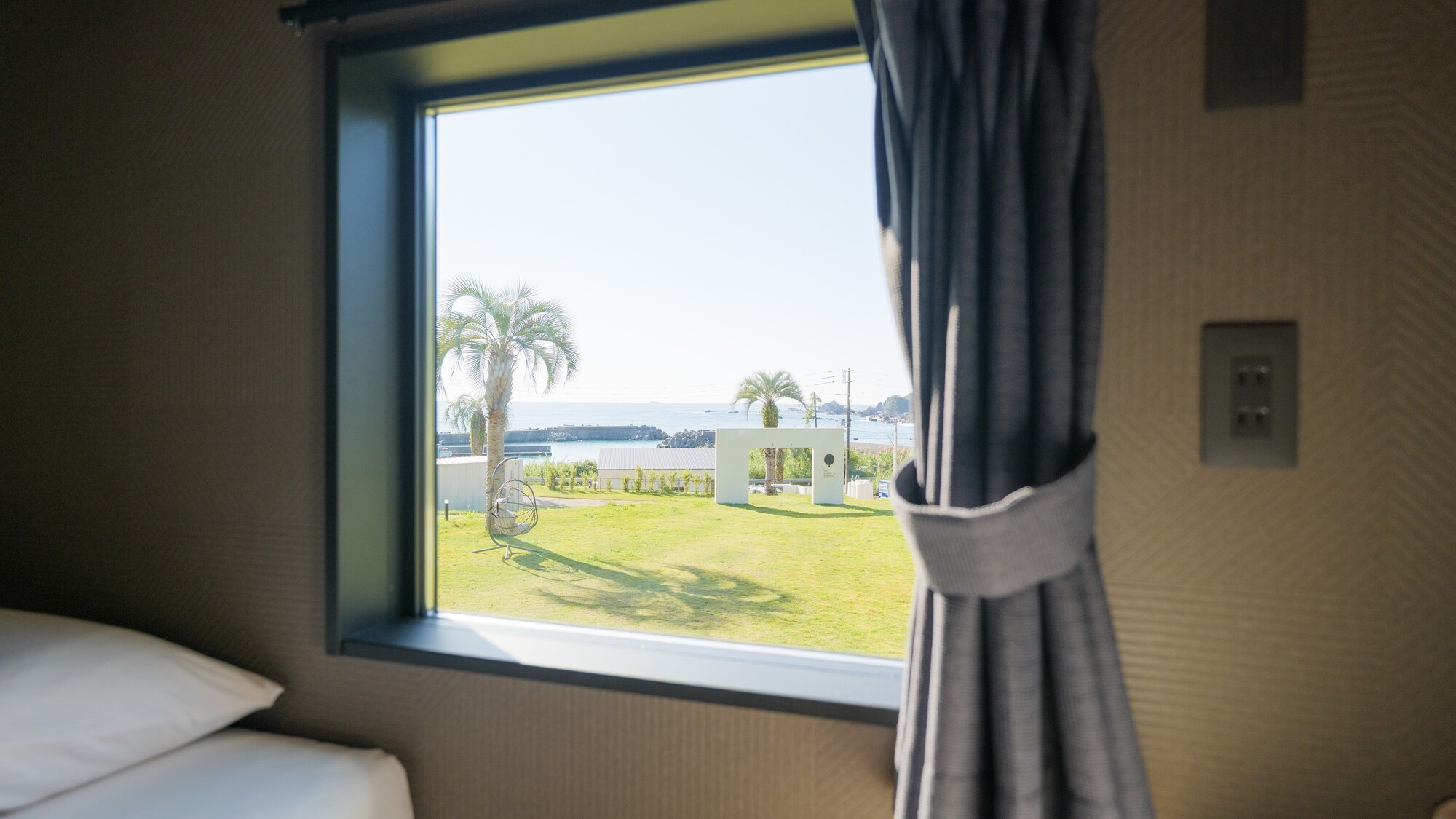部屋の窓から海を望むことができます♪
