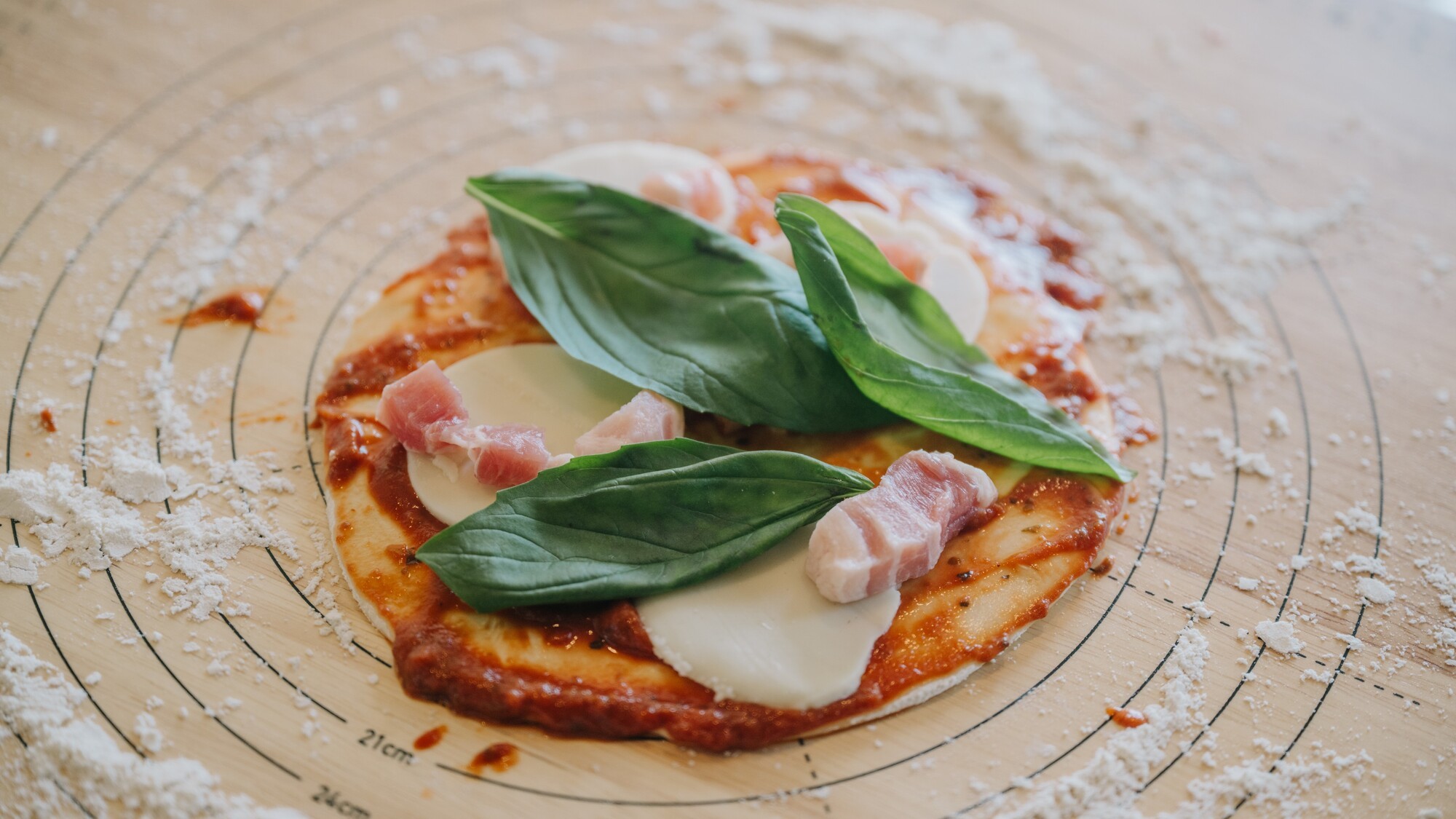 こだわり具材をトッピングして、世界に一枚だけのピザをつくろう。