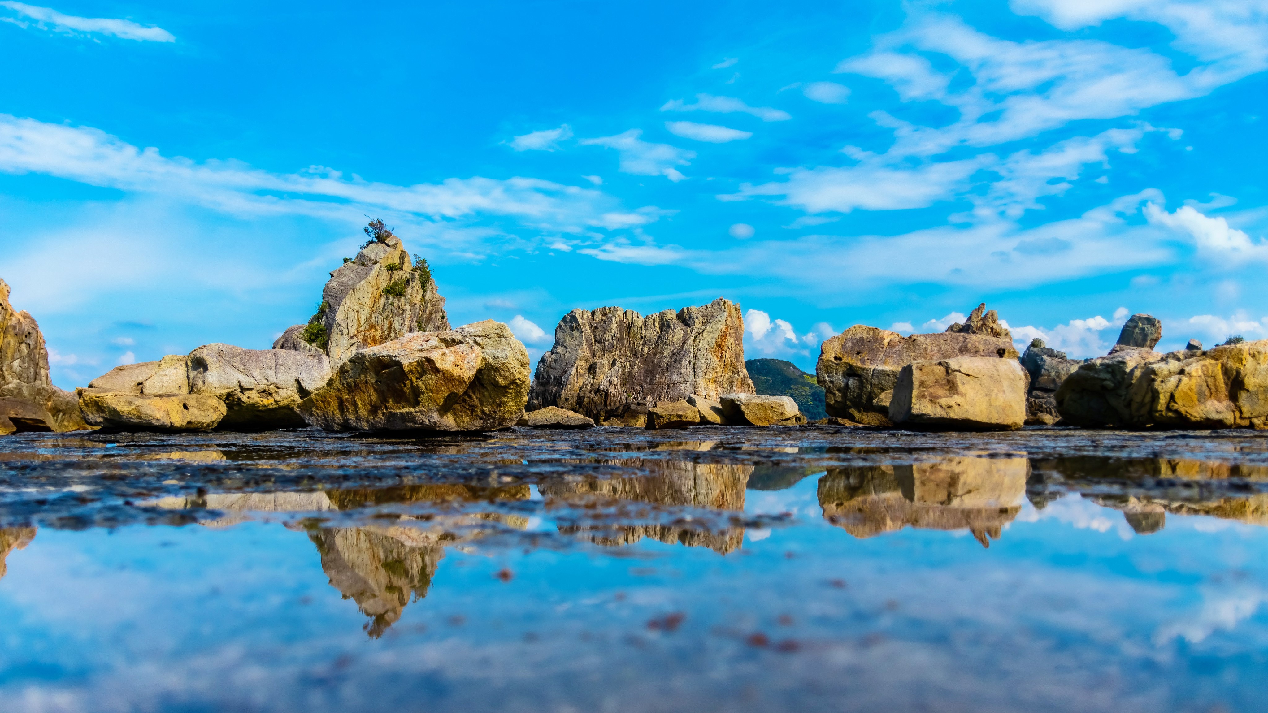 【橋杭岩】車で約10分