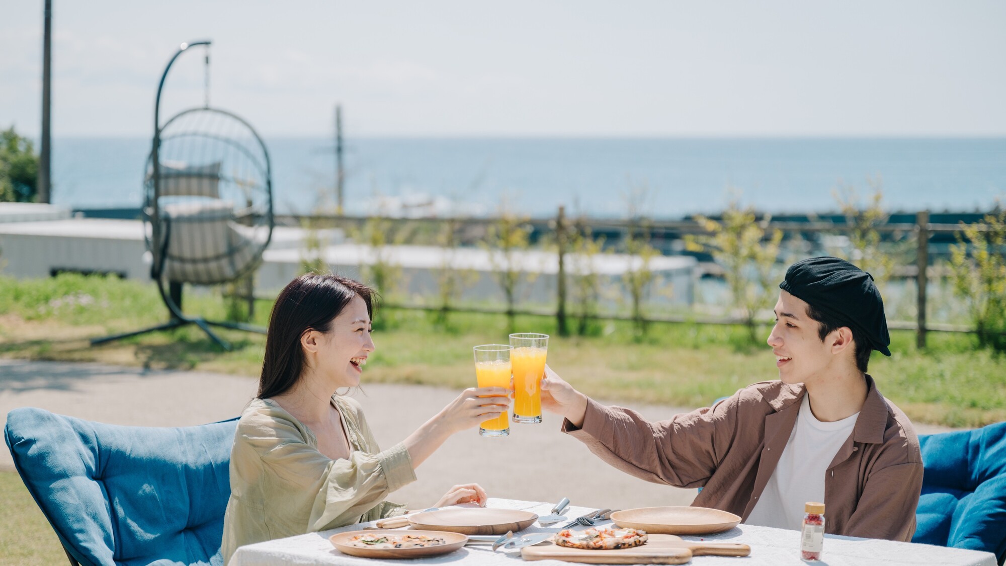 青空の下で乾杯！潮風を感じながら最高の時間を。